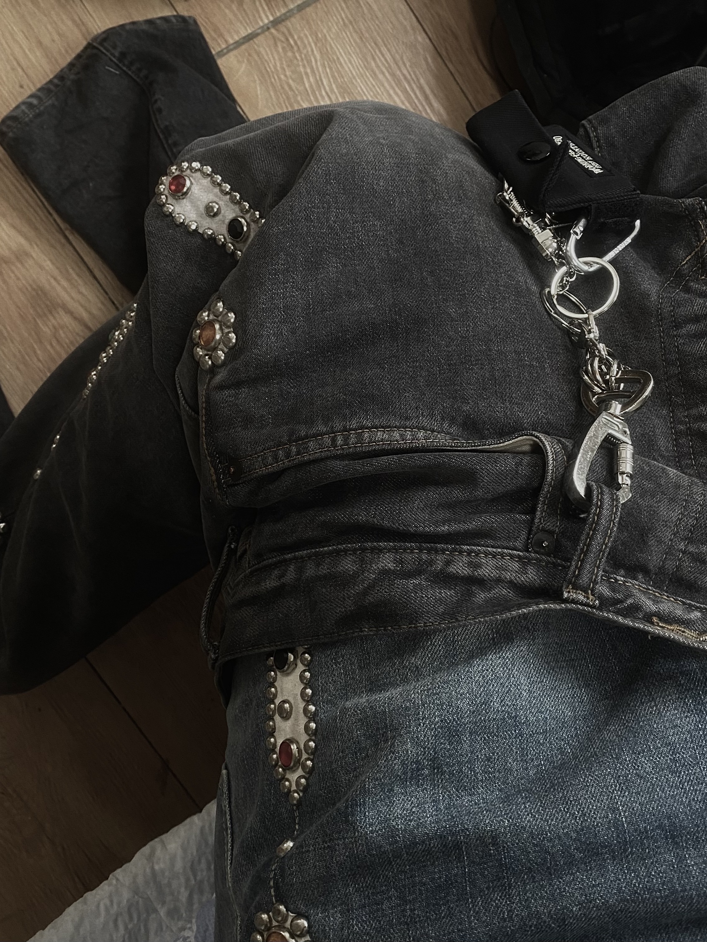 Y-3 Hicho Triple Black, Kapital 14 oz. Denim 5P Monkey Cisco Gemstone Pants Black 착용 스타일 - 2