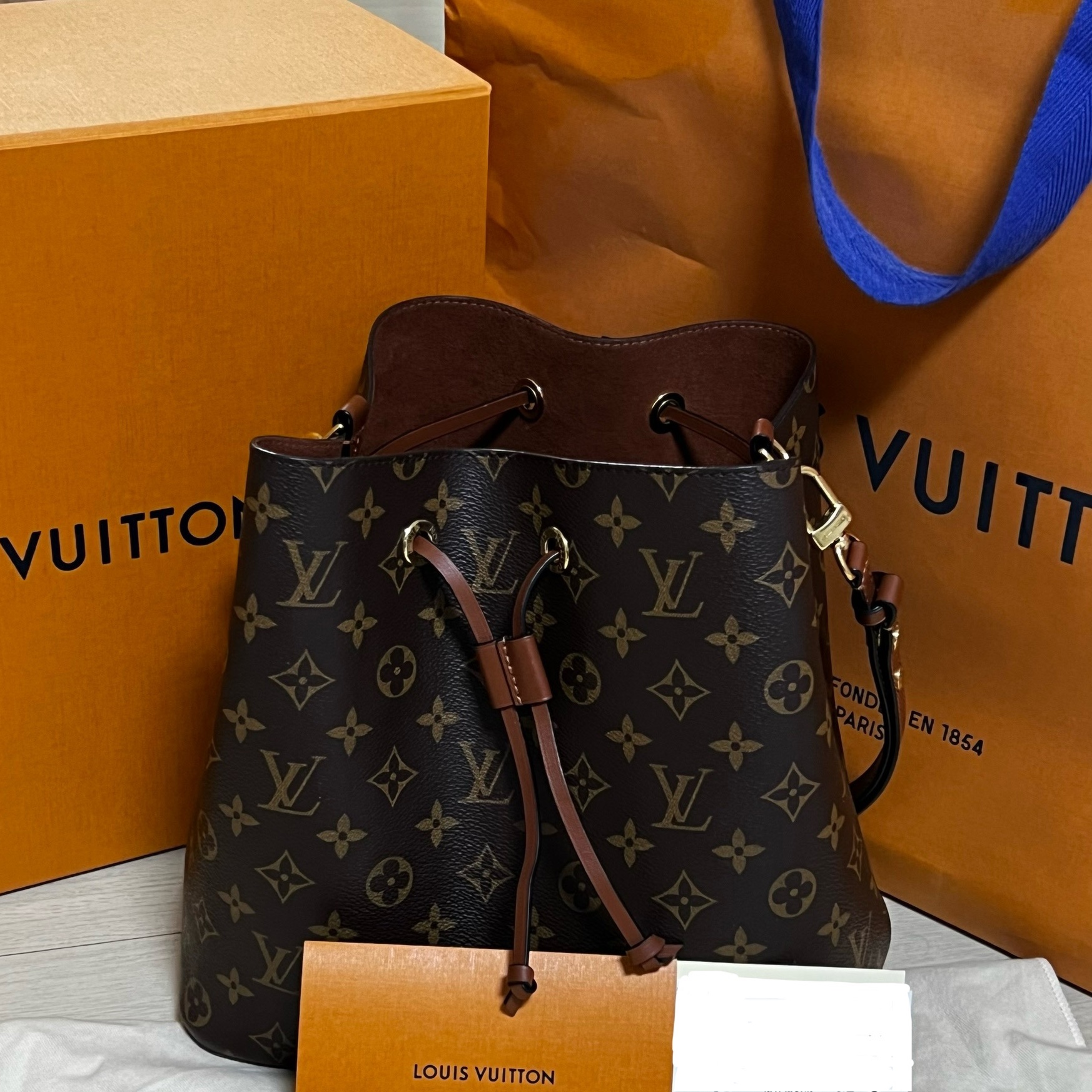 Louis Vuitton Neonoe MM Monogram Caramel 착용 스타일