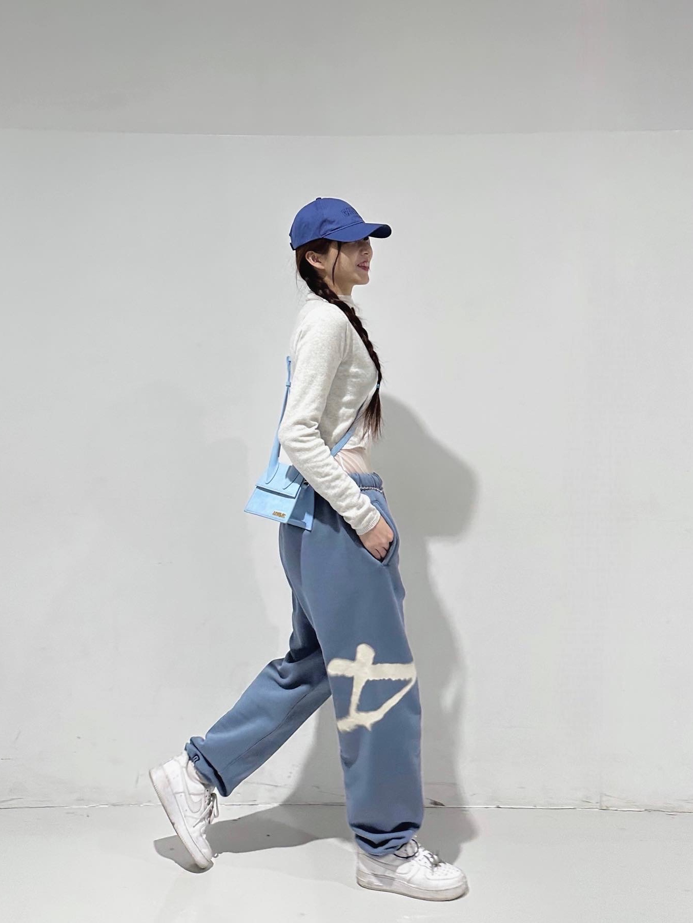 Ganni Recycled Cotton Embroidered Logo Cap Denim, Jacquemus Le Chiquito Moyen Leather Handbag Croco Blue 착용 스타일 - 3