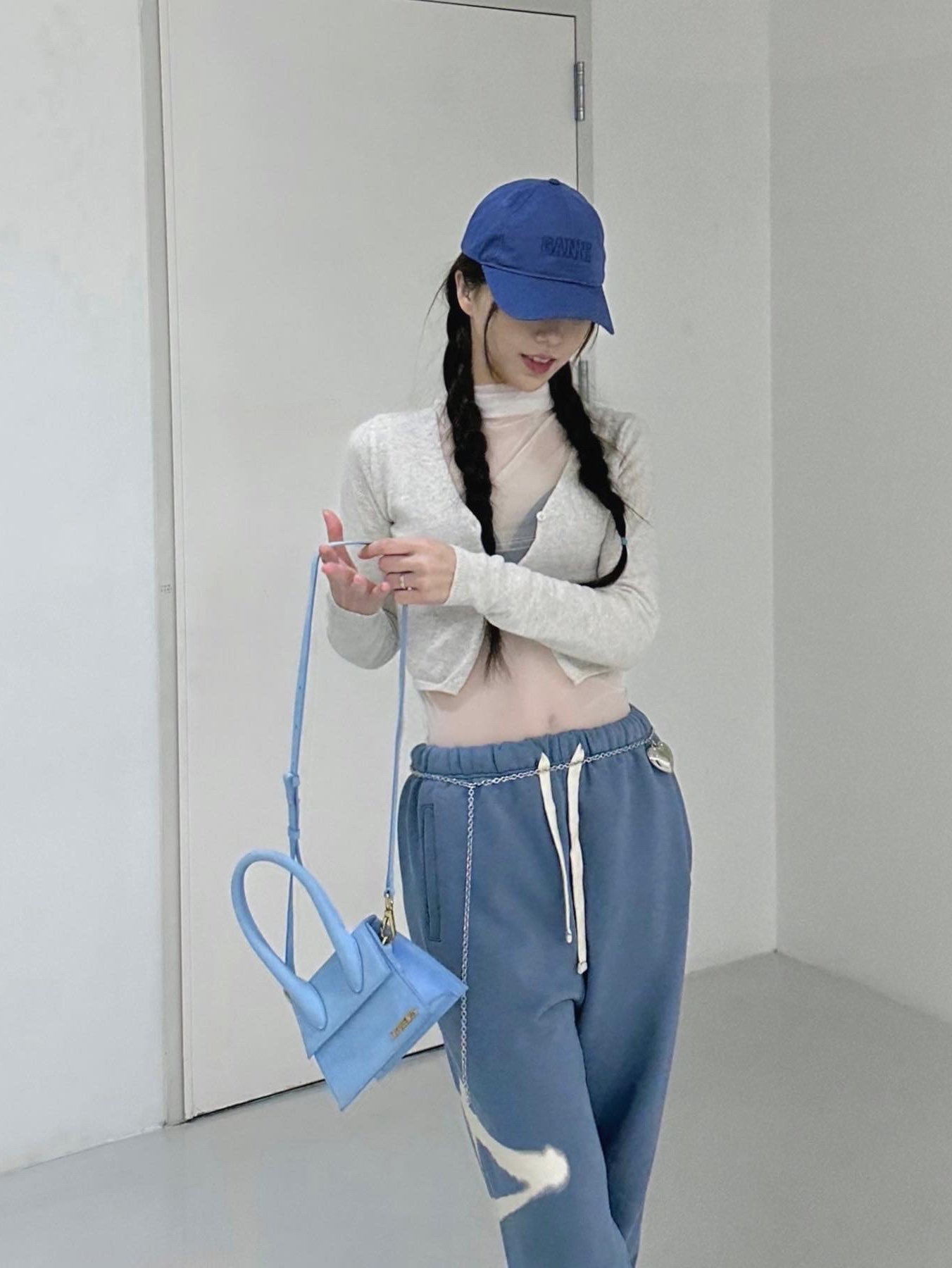 Ganni Recycled Cotton Embroidered Logo Cap Denim, Jacquemus Le Chiquito Moyen Leather Handbag Croco Blue 착용 스타일 - 2