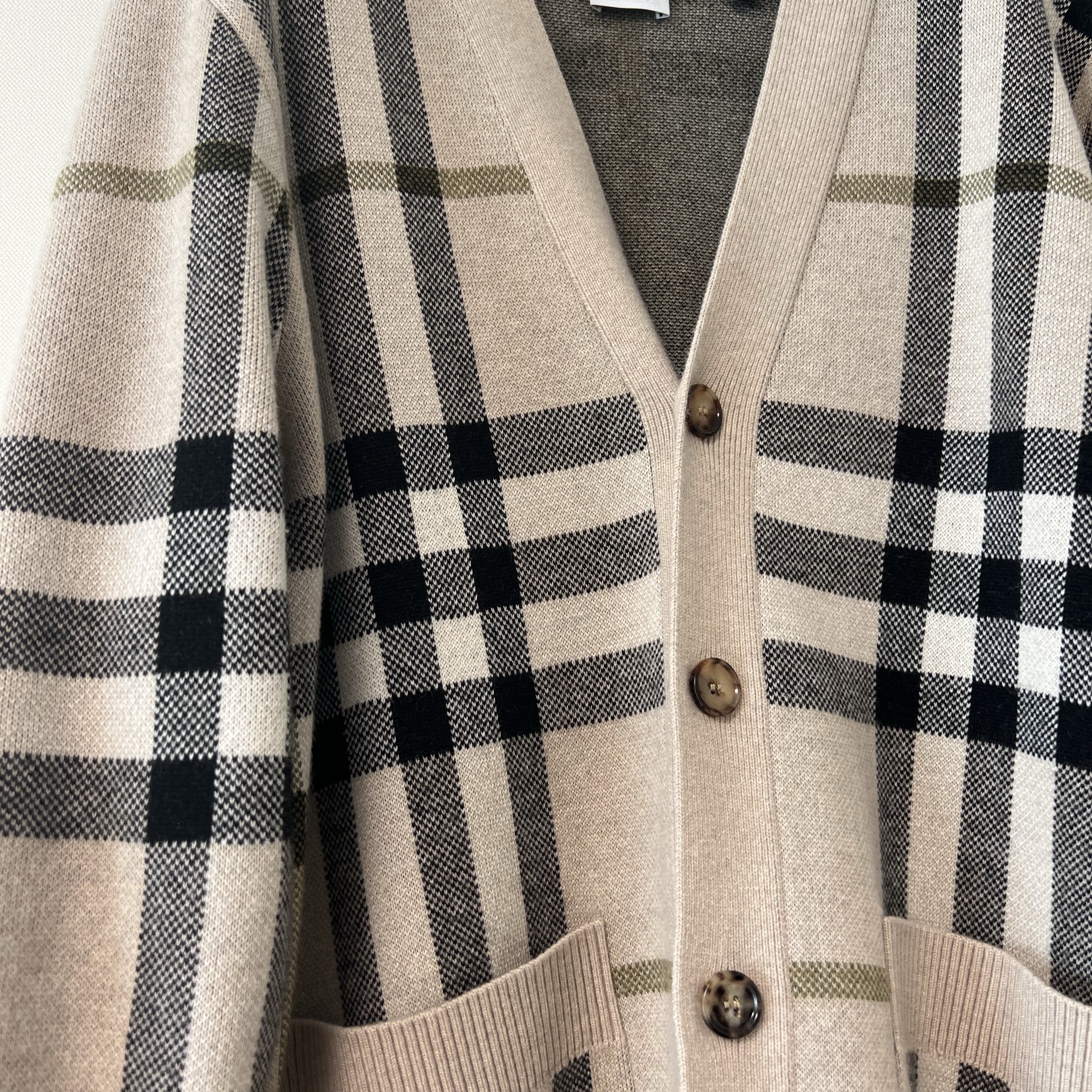Burberry Check Wool Cashmere Jacquard Cardigan Truffle 착용 스타일
