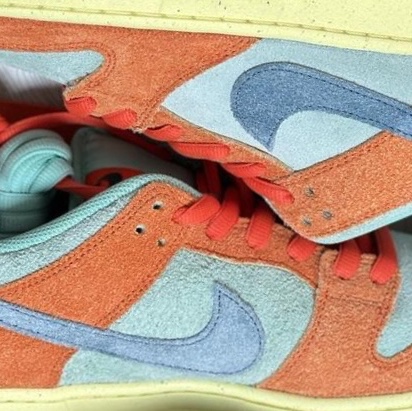Nike SB Dunk Low Pro Premium Orange and Emerald Rise 착용 스타일