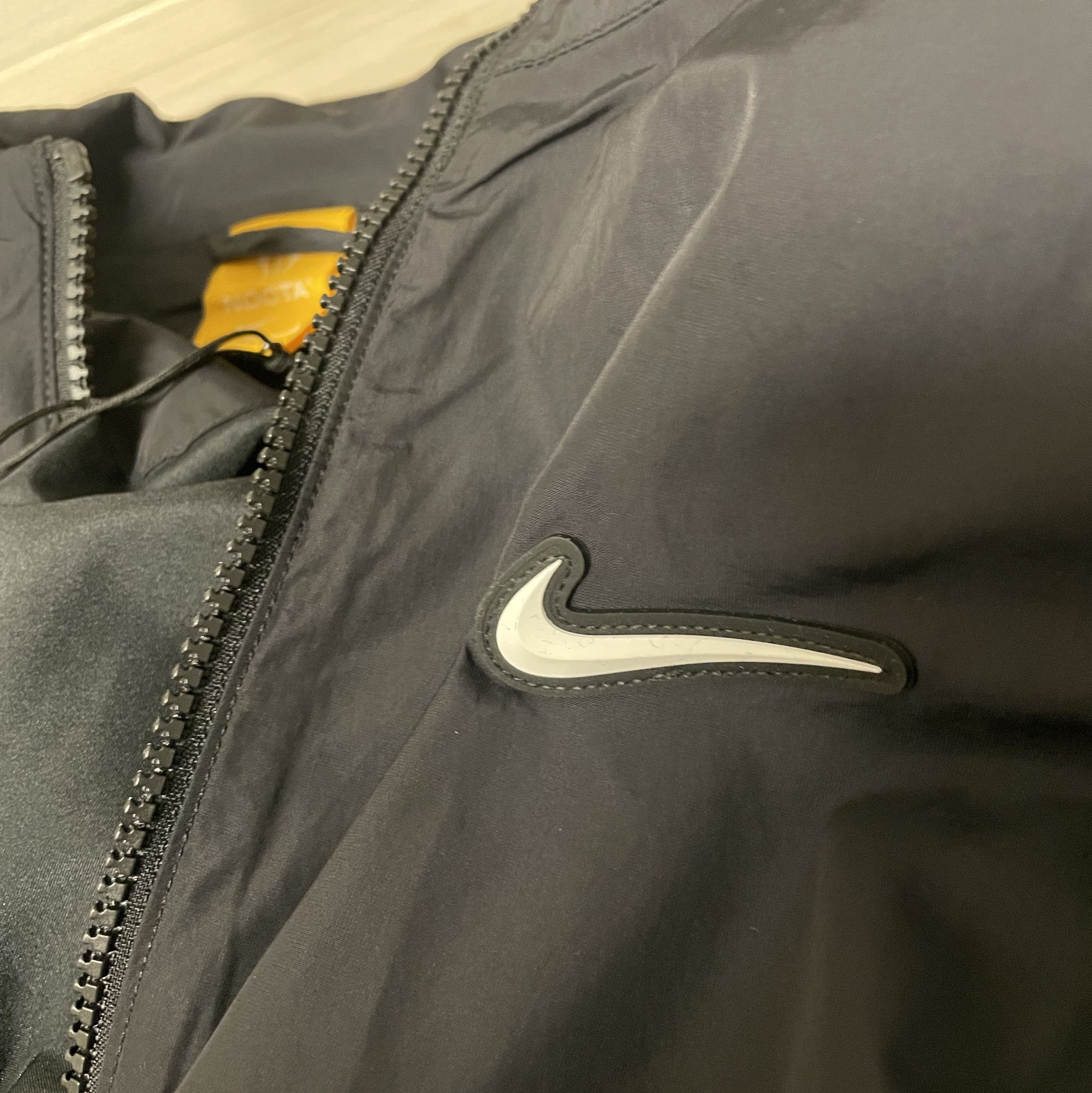 Nike x Drake Nocta Nylon Track Jacket Black (FN7666-010) 착용 스타일 - 3