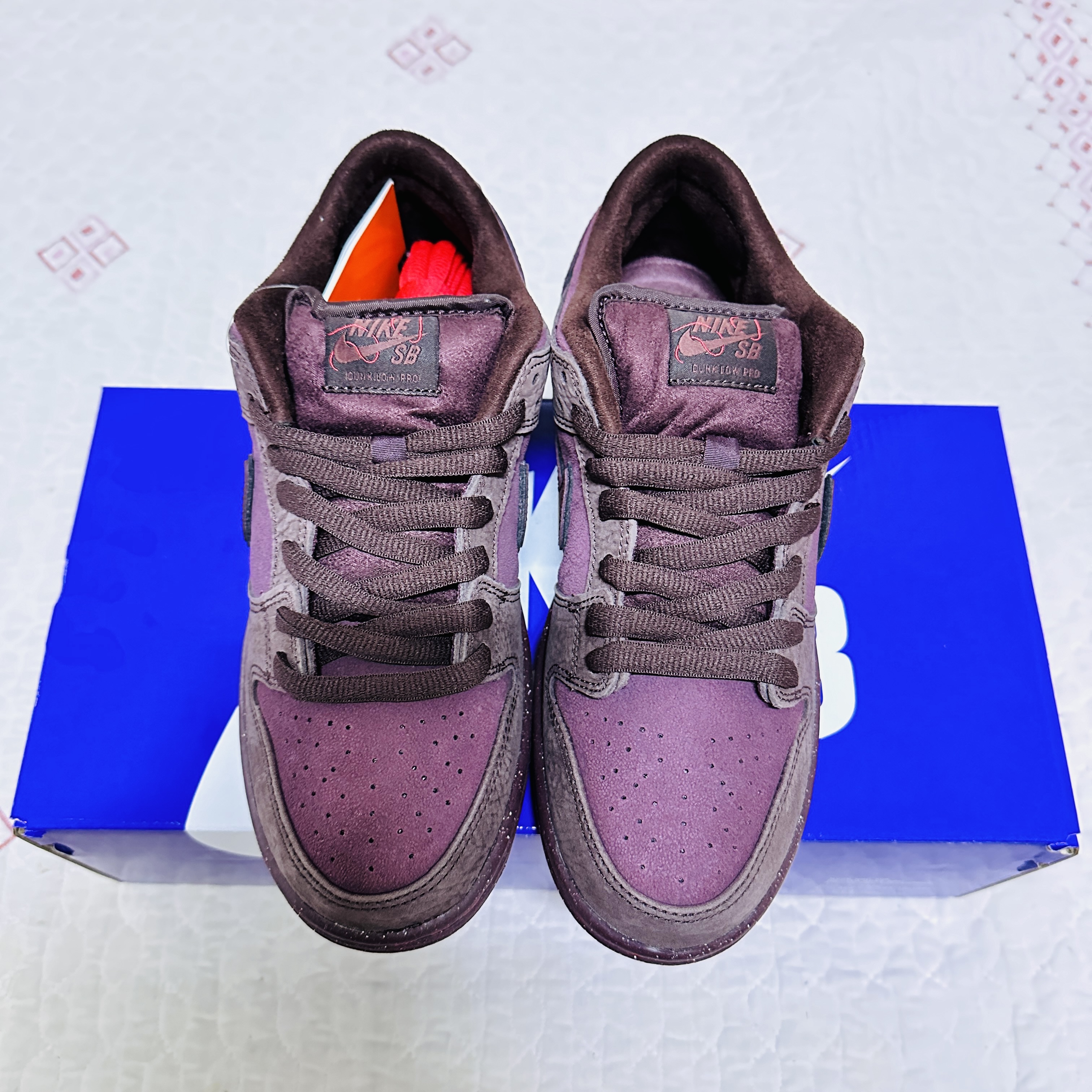 Nike SB Dunk Low PRM Burgundy Crush 착용 스타일 - 1