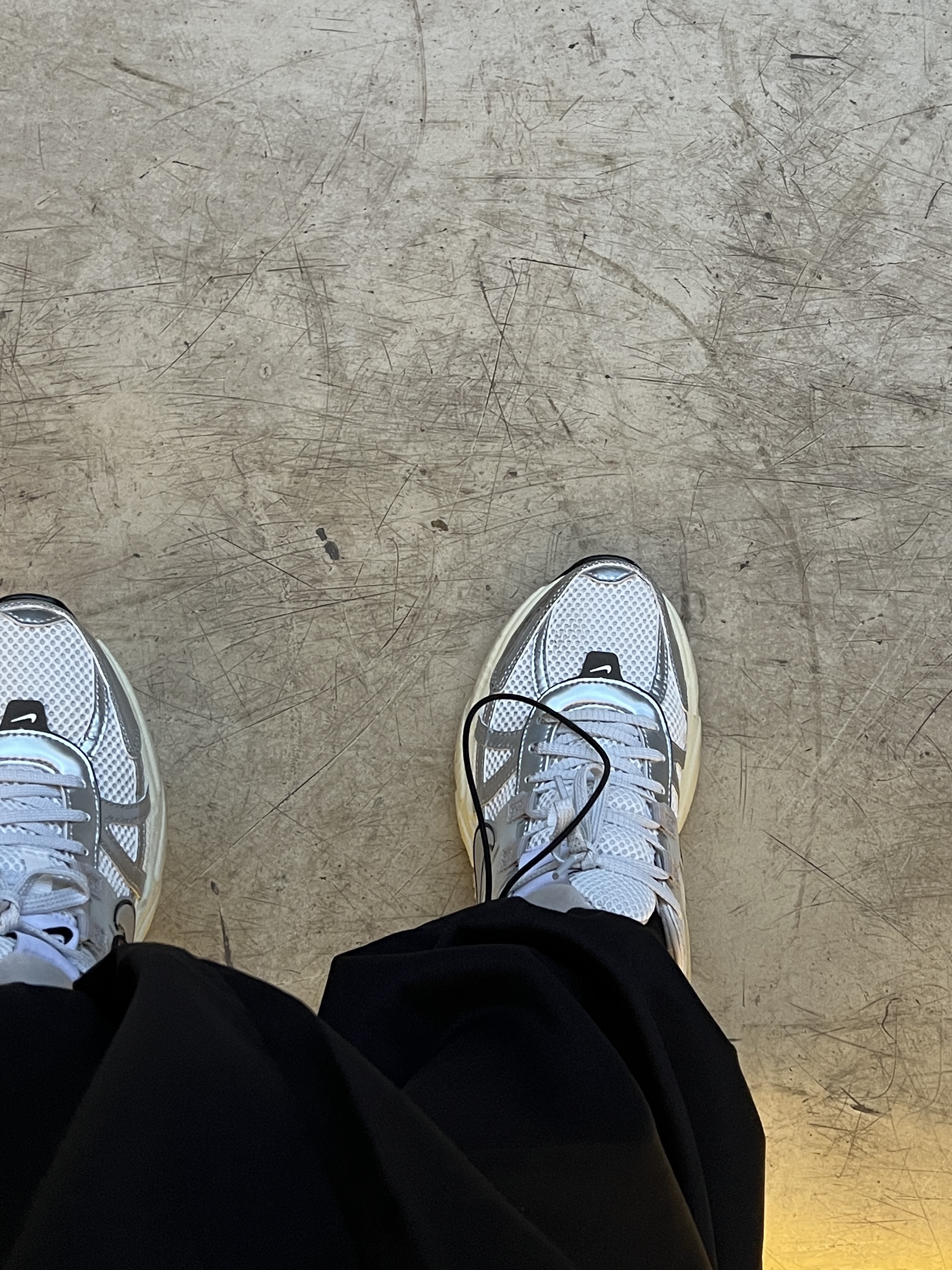 Nike V2K Run Summit White Metallic Silver 착용 스타일 - 2