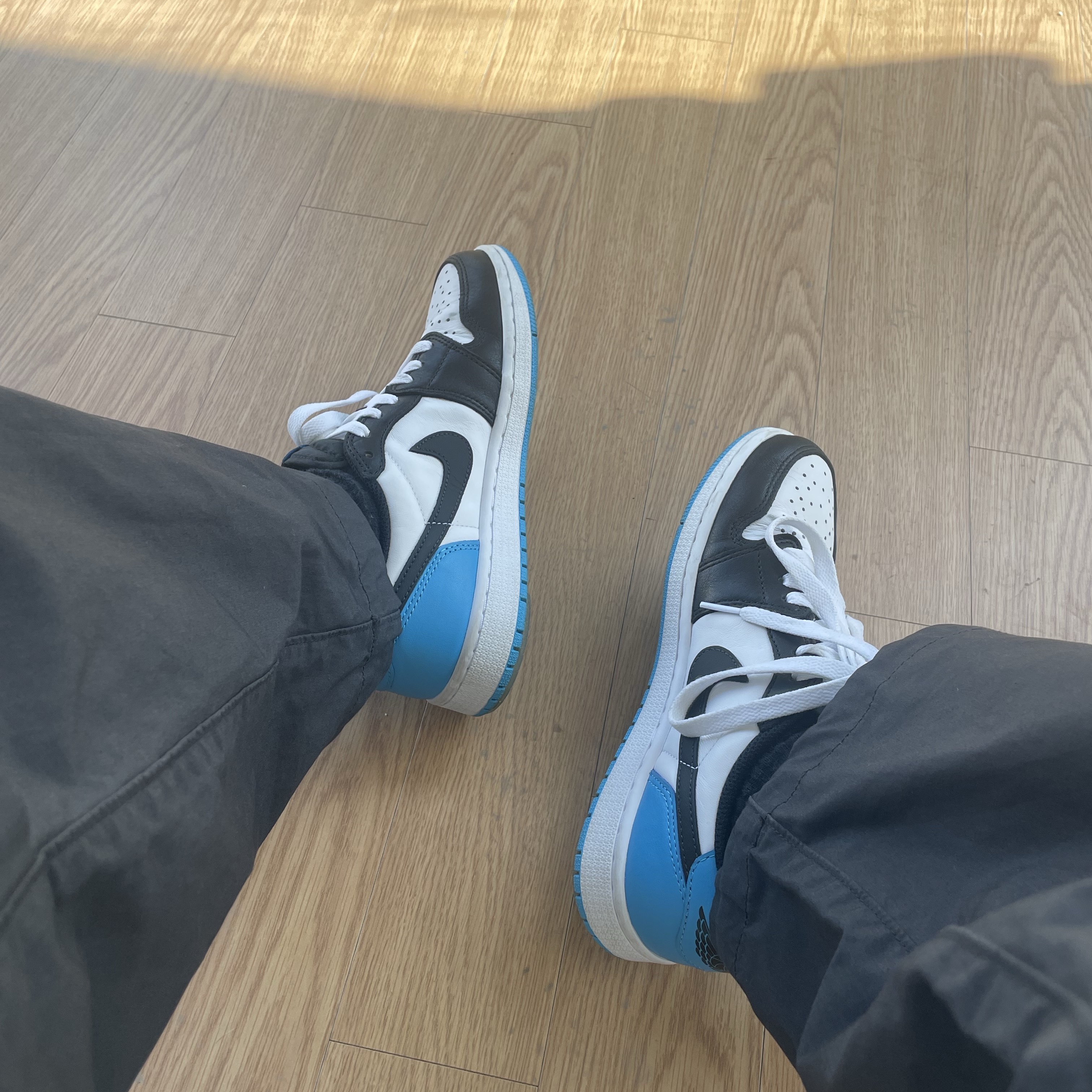 Jordan 1 Retro Low OG Black and Dark Powder Blue 착용 스타일