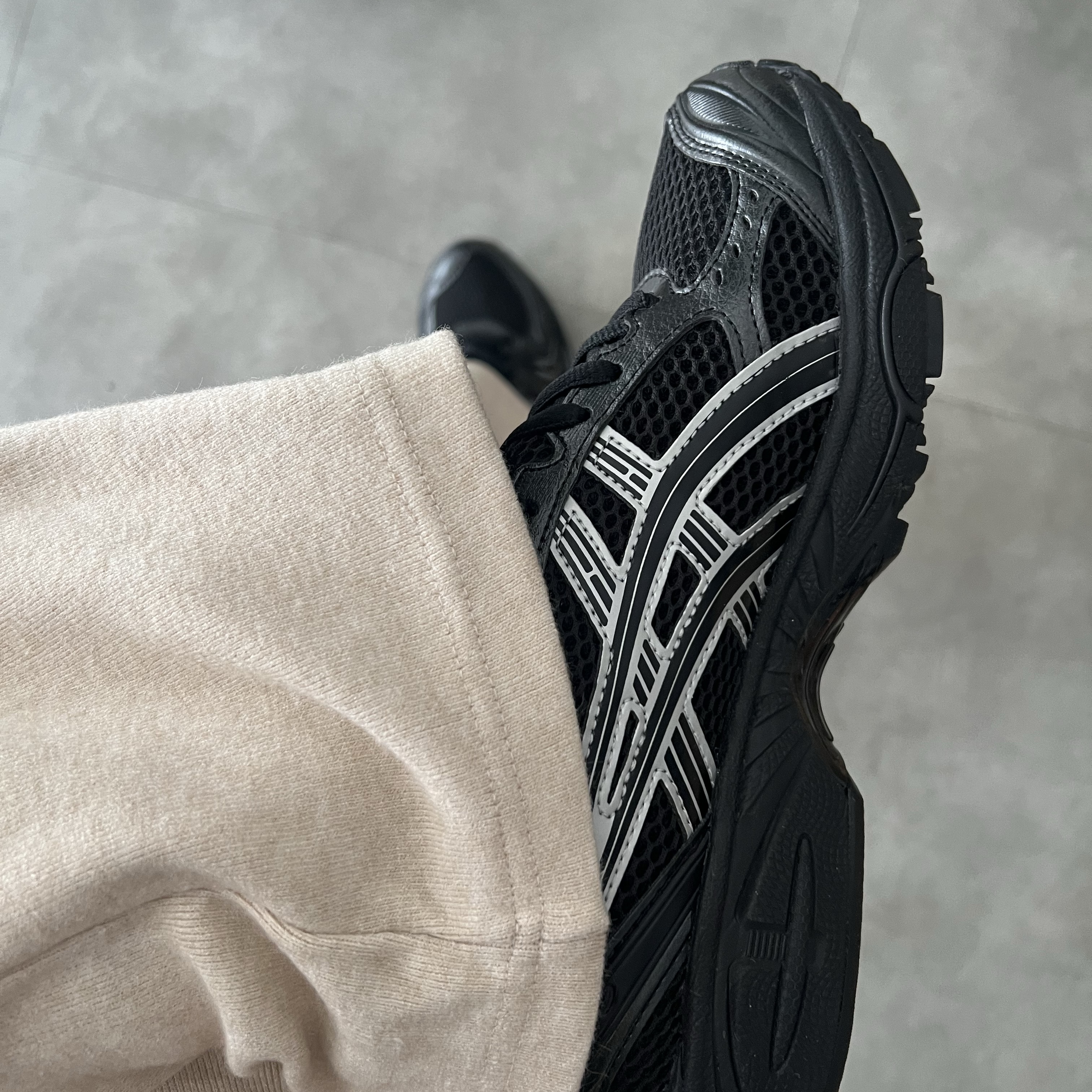 Asics Gel-Kayano 14 Black Pure Silver 착용 스타일 - 2