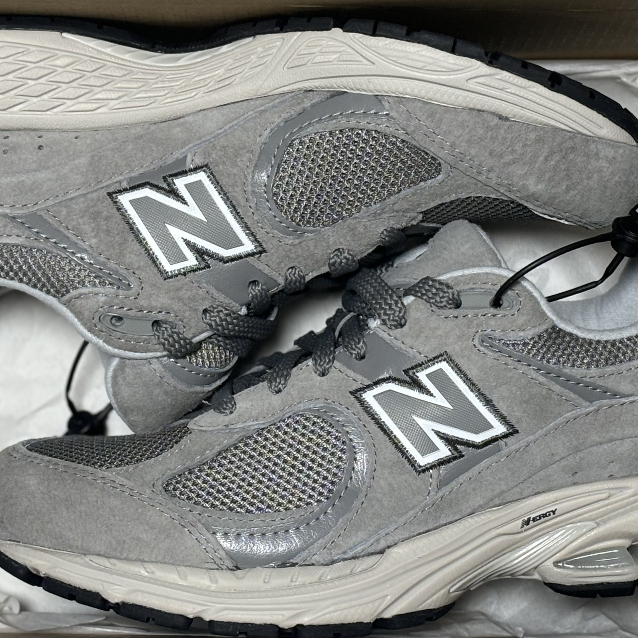 New Balance 2002R Grey 착용 스타일