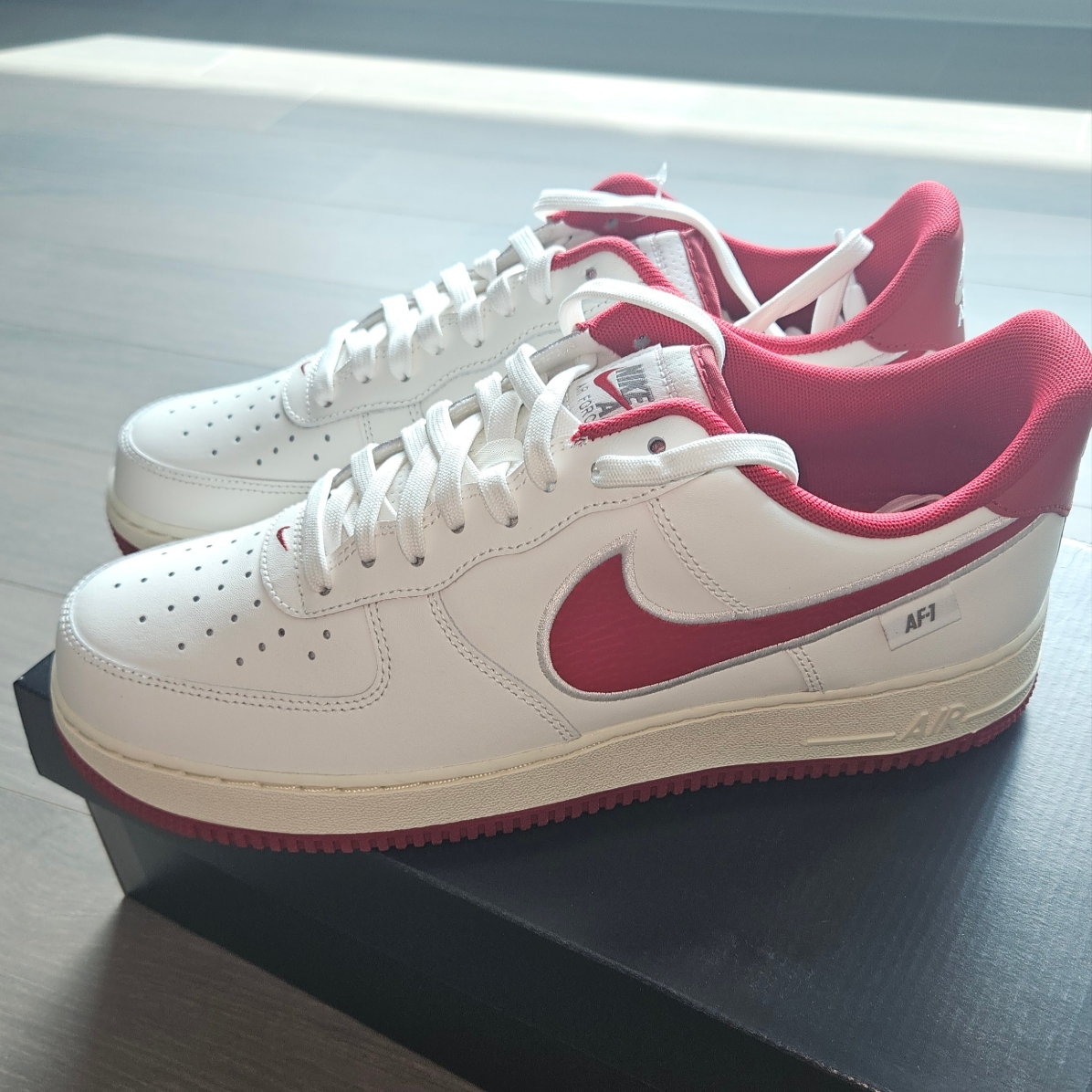 Nike Air Force 1 '07 Sail Gym Red 착용 스타일 - 1