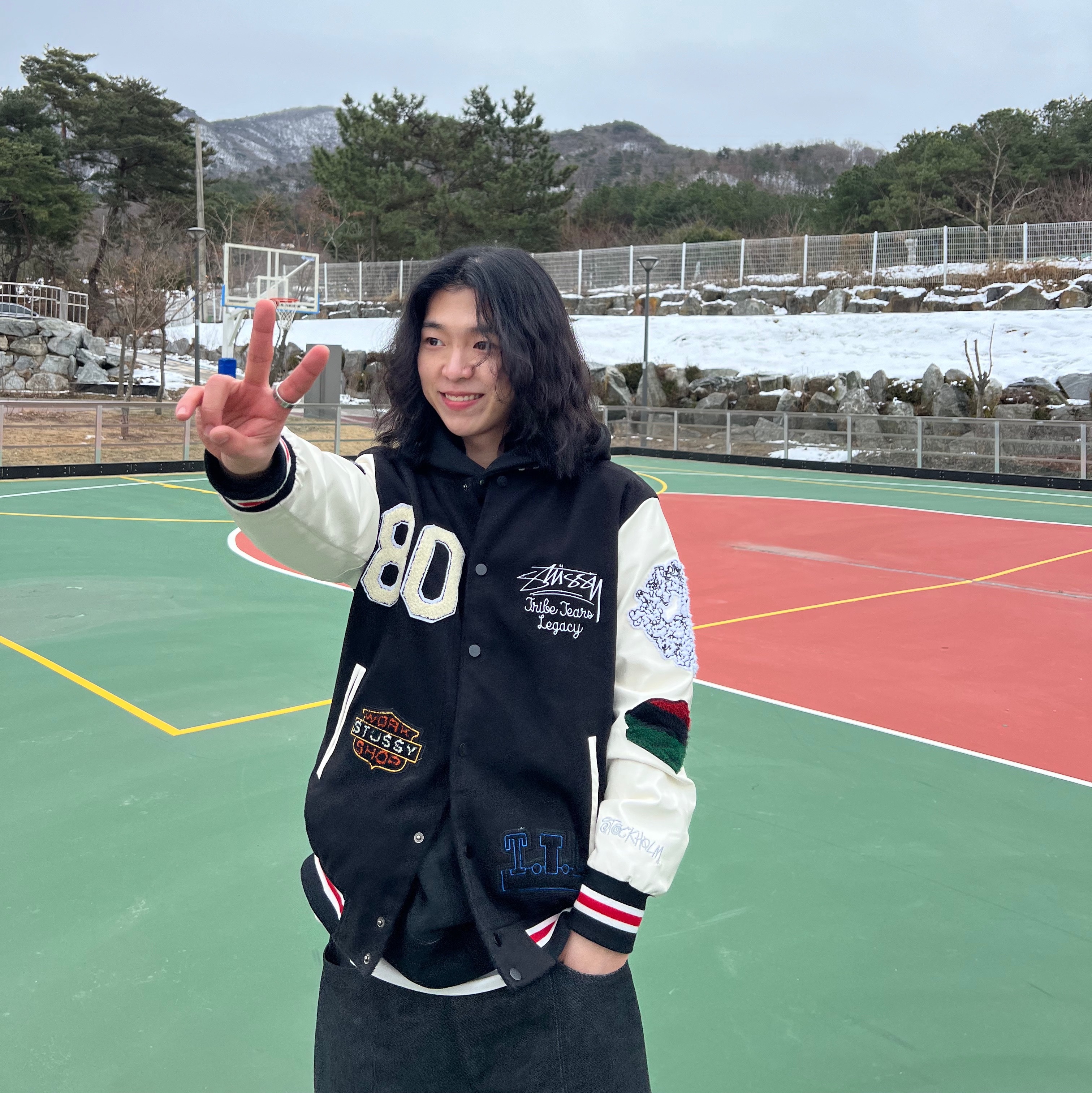 Stussy x Our Legacy x Denim Tears TTL Varsity Jacket Black, Jordan 1 x Travis Scott Retro High OG SP Mocha 착용 스타일 - 2