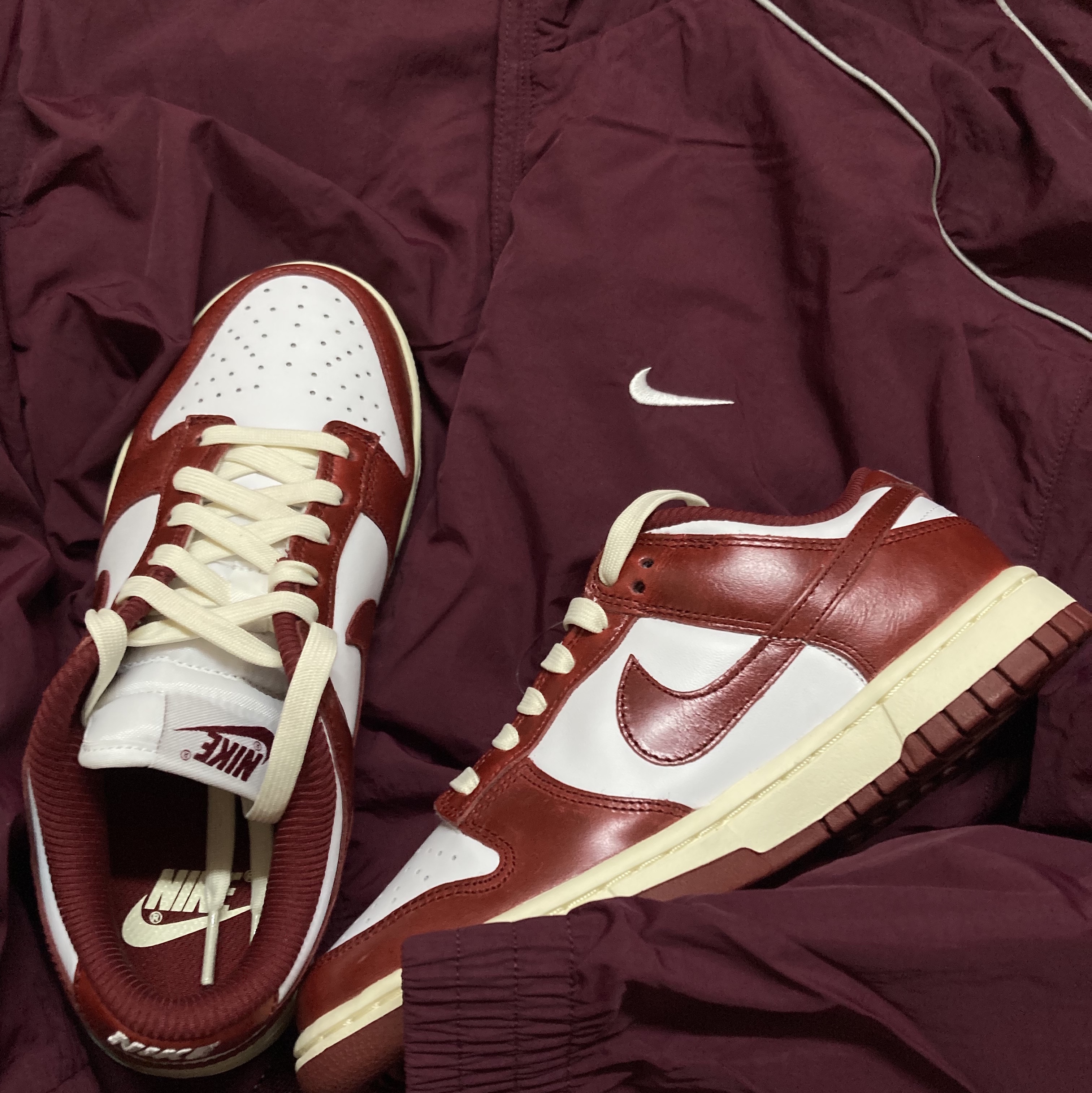 Nike NSW Solo Swoosh Woven Track Jacket Night Maroon - Asia, (W) Nike Dunk Low Retro PRM Team Red and White 착용 스타일