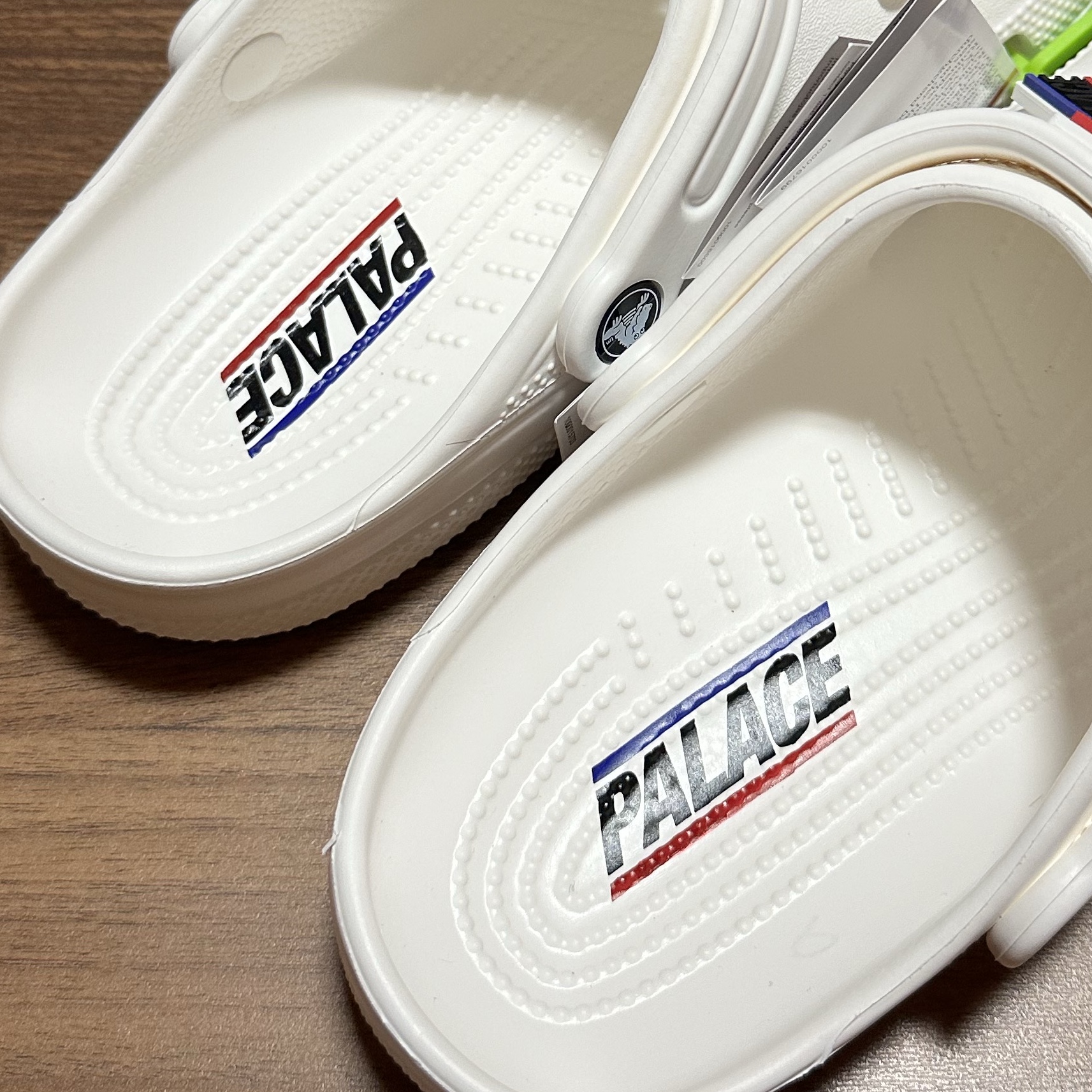 Crocs x Palace Classic Clog White 착용 스타일 - 3