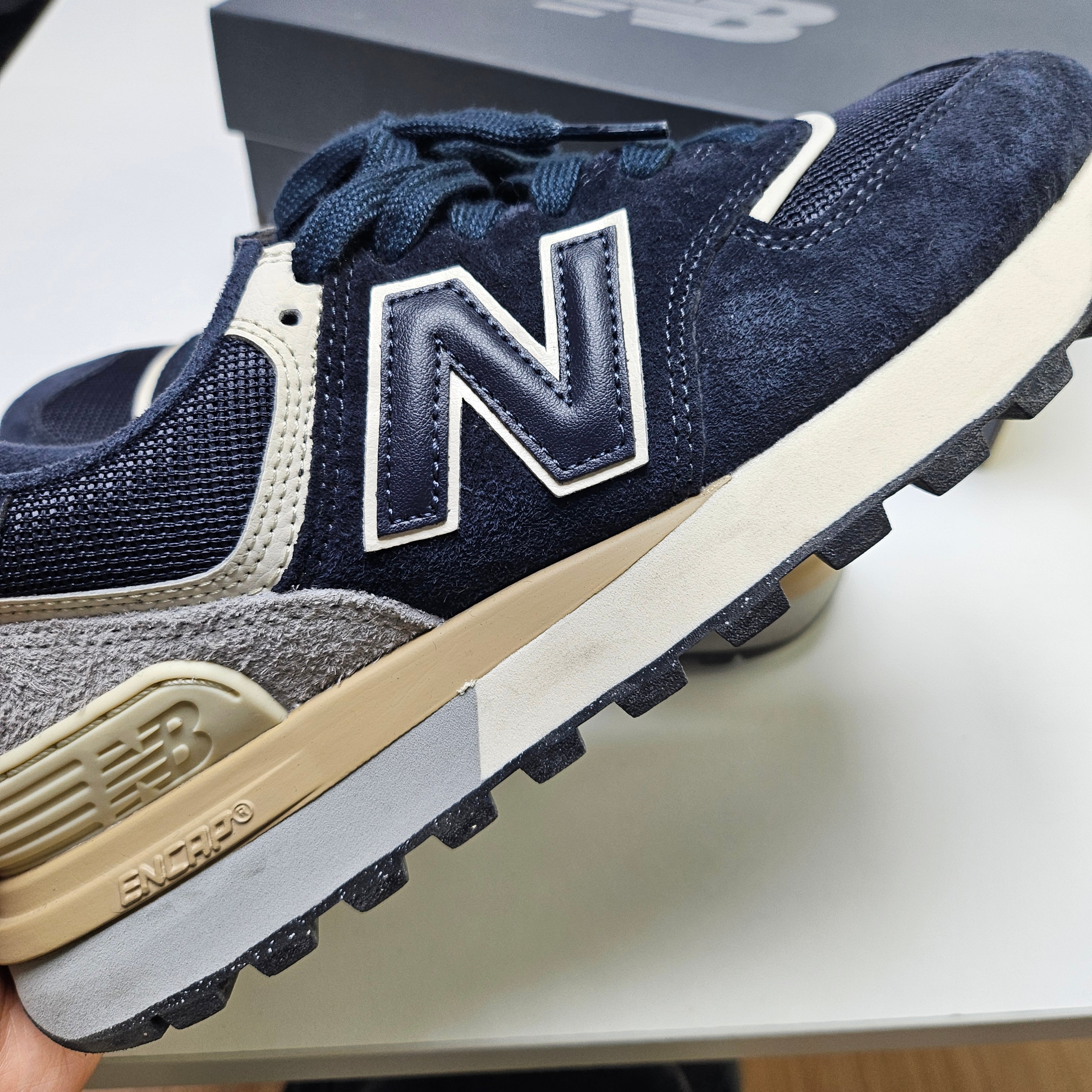 New Balance 574 Legacy Blue Navy 착용 스타일 - 2