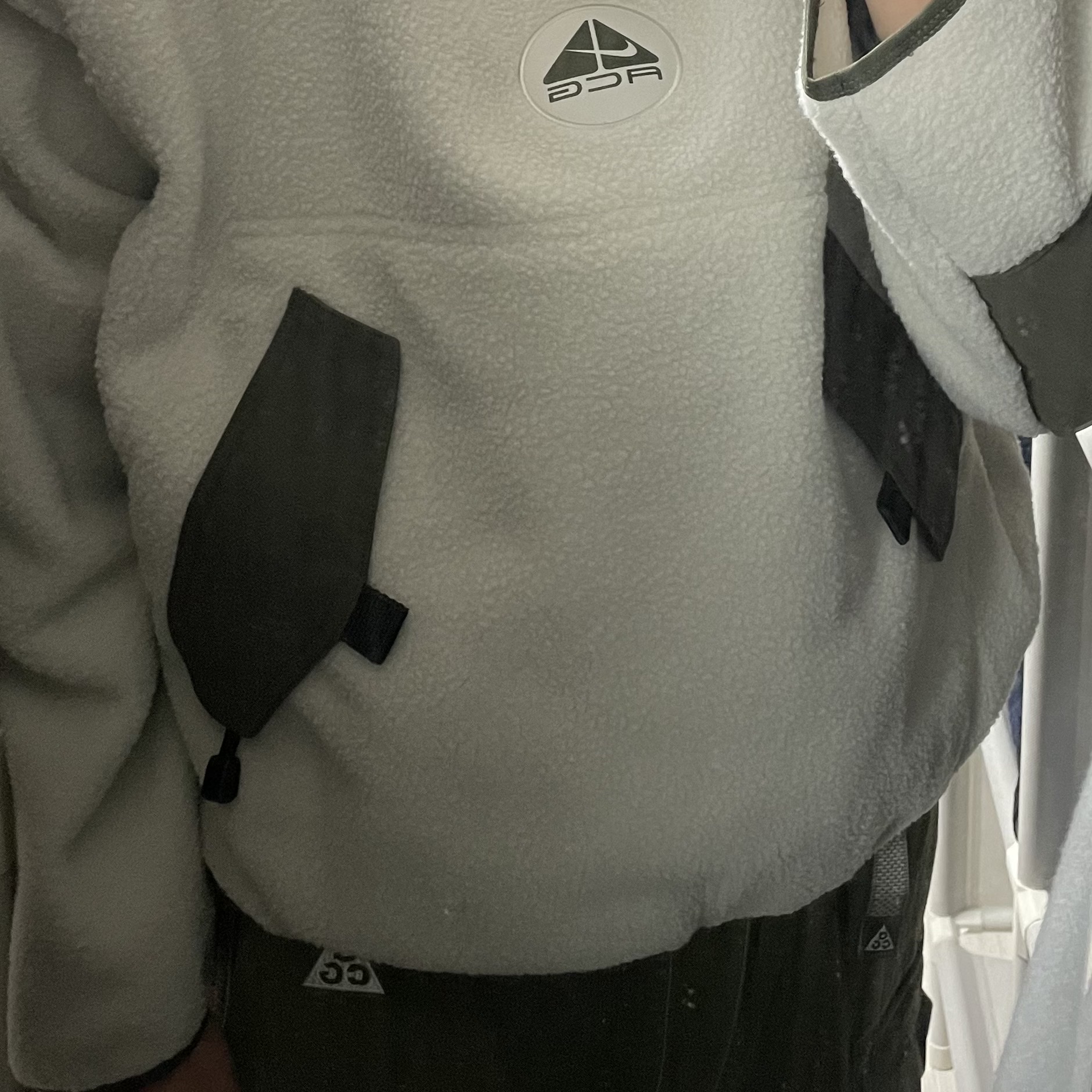 Nike ACG Balaclava Retro Fleece Pullover Light Bone Cargo Khaki - Asia, Nike ACG Smith Summit Cargo Pants Medium Olive - Asia 착용 스타일 - 3