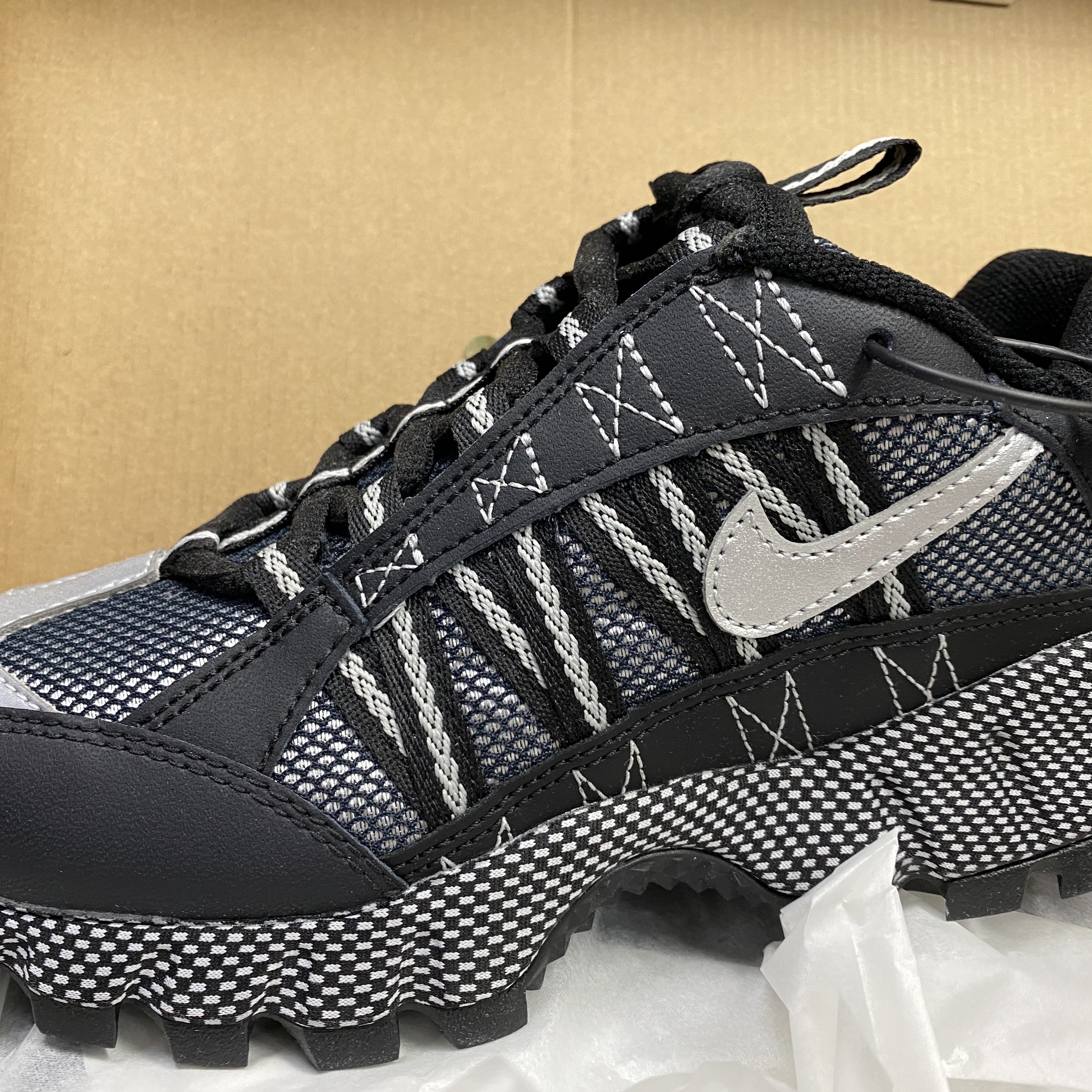 Nike Air Humara Black and Metallic Silver 착용 스타일 - 4