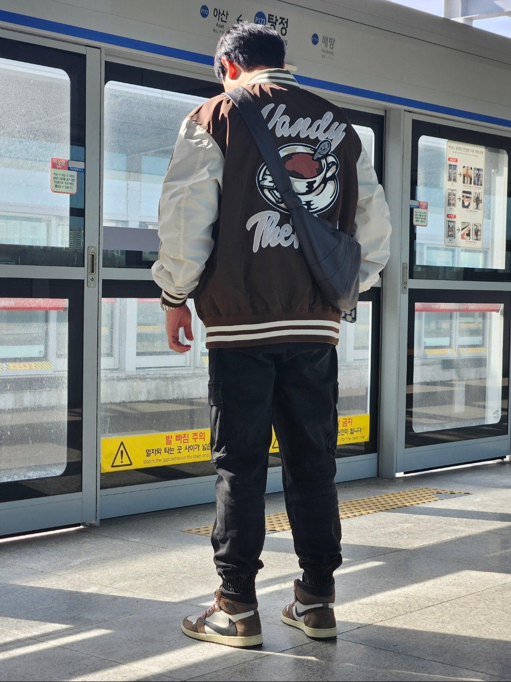 Vandy The Pink x Alpha Industries Bomber Jacket Lead Gray, Lemaire Medium Croissant Bag Soft Grained Leather Dark Chocolate 착용 스타일