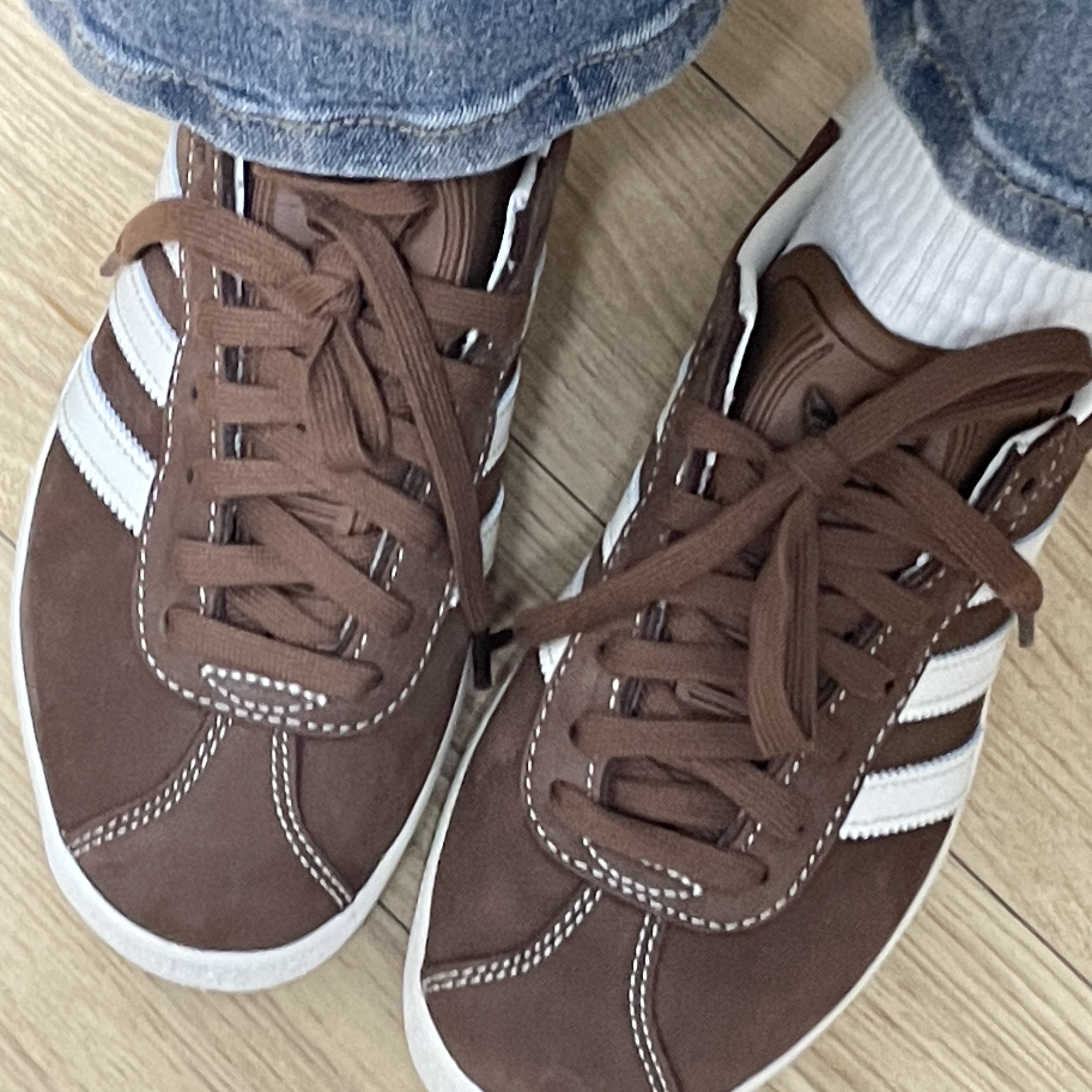 Adidas Gazelle 85 Preloved Brown Chalk White 착용 스타일