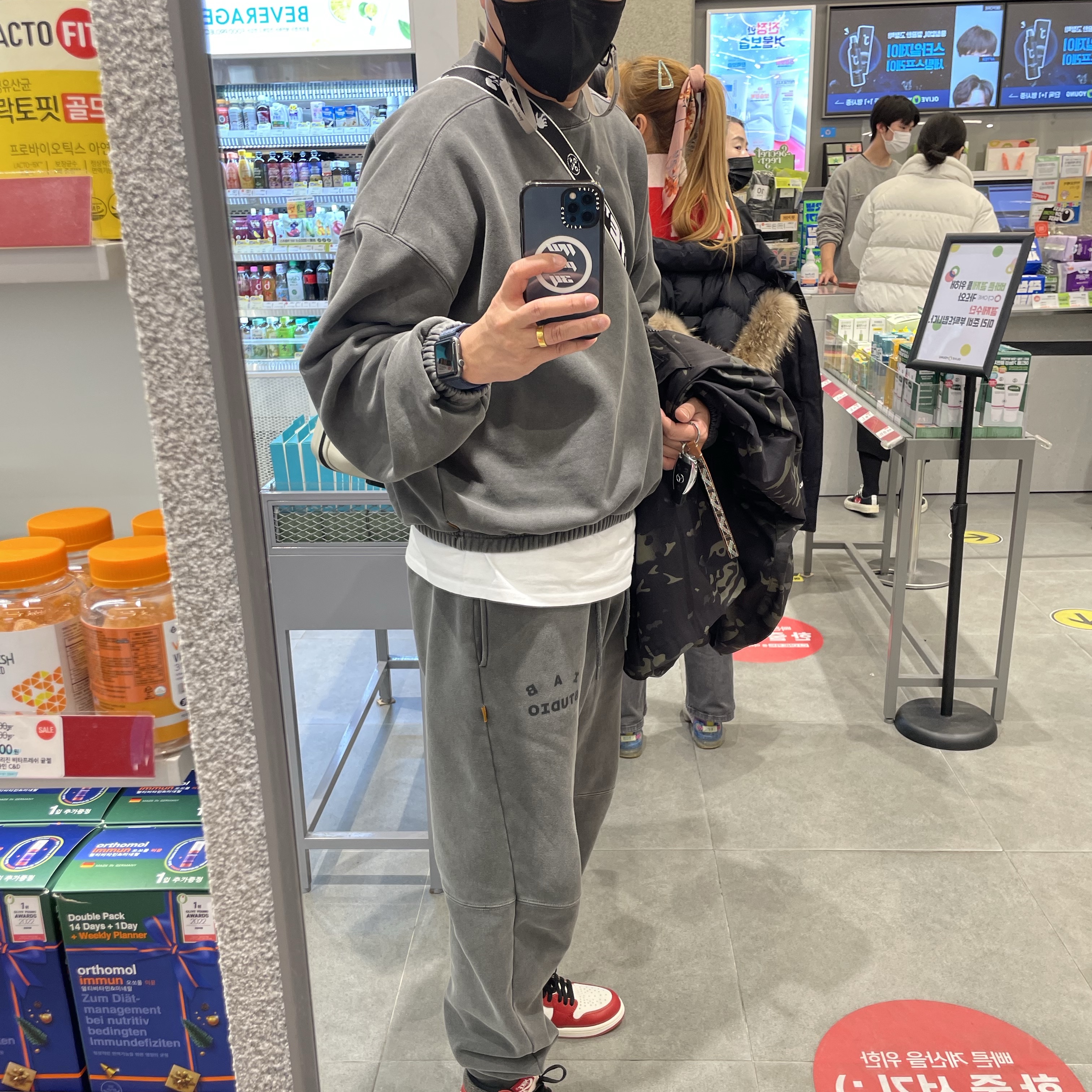 Jordan 1 Retro High OG Chicago 2022, IAB Studio Blocked Pigment Sweatpants Black 착용 스타일