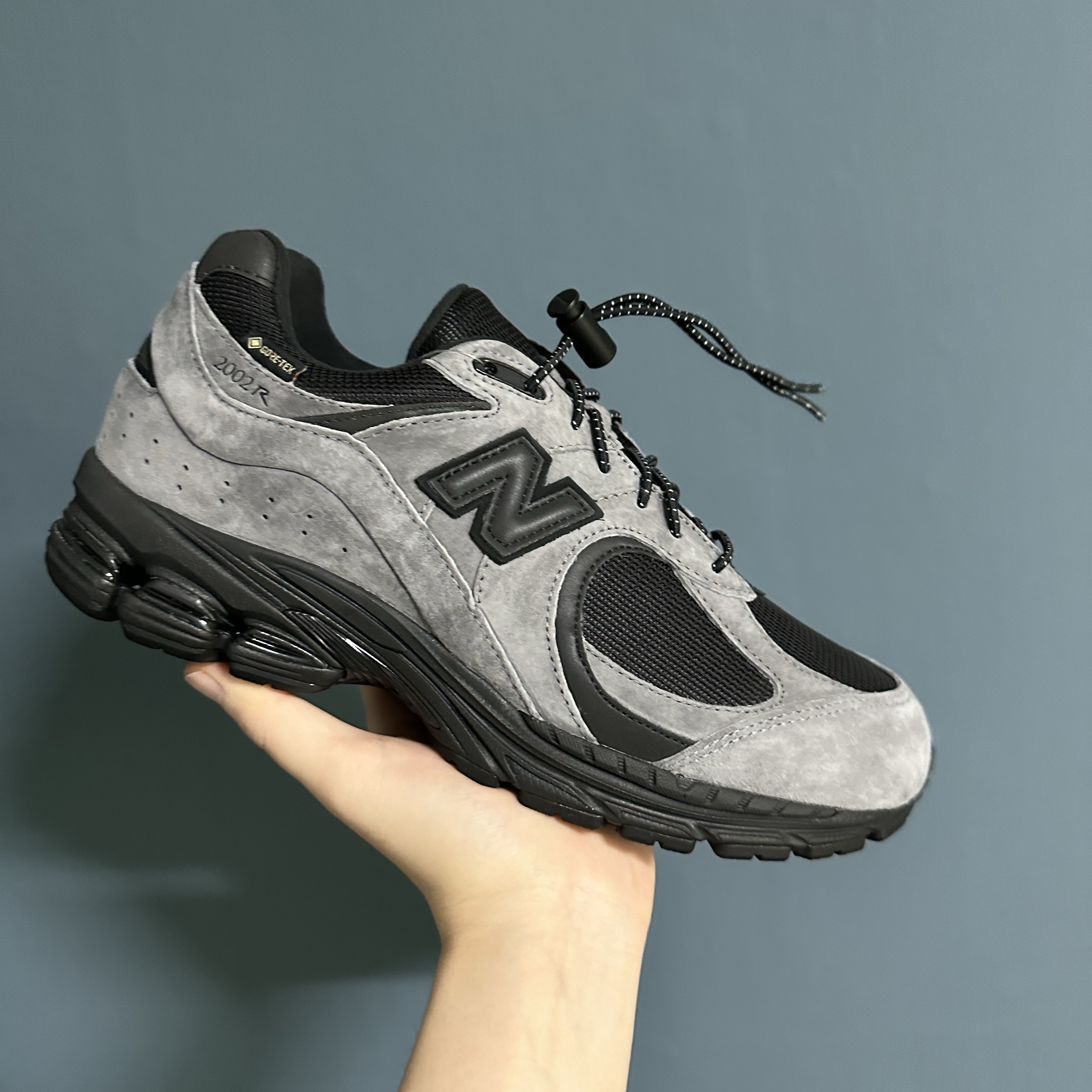 New Balance x JJJJound 2002R Gore-Tex Charcoal 착용 스타일