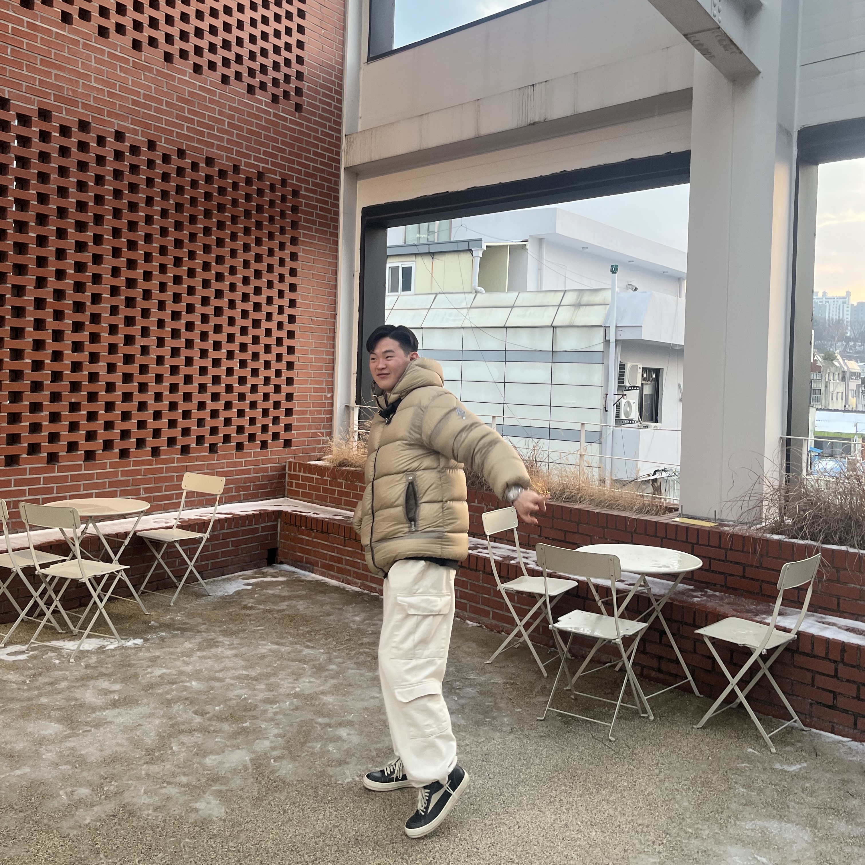 Rick Owens Lido Vintage Sneakers Black Milk, Moncler Genius 7 x 1017 Alyx 9SM Almond Down Jacket Beige - 20FW 착용 스타일 - 2