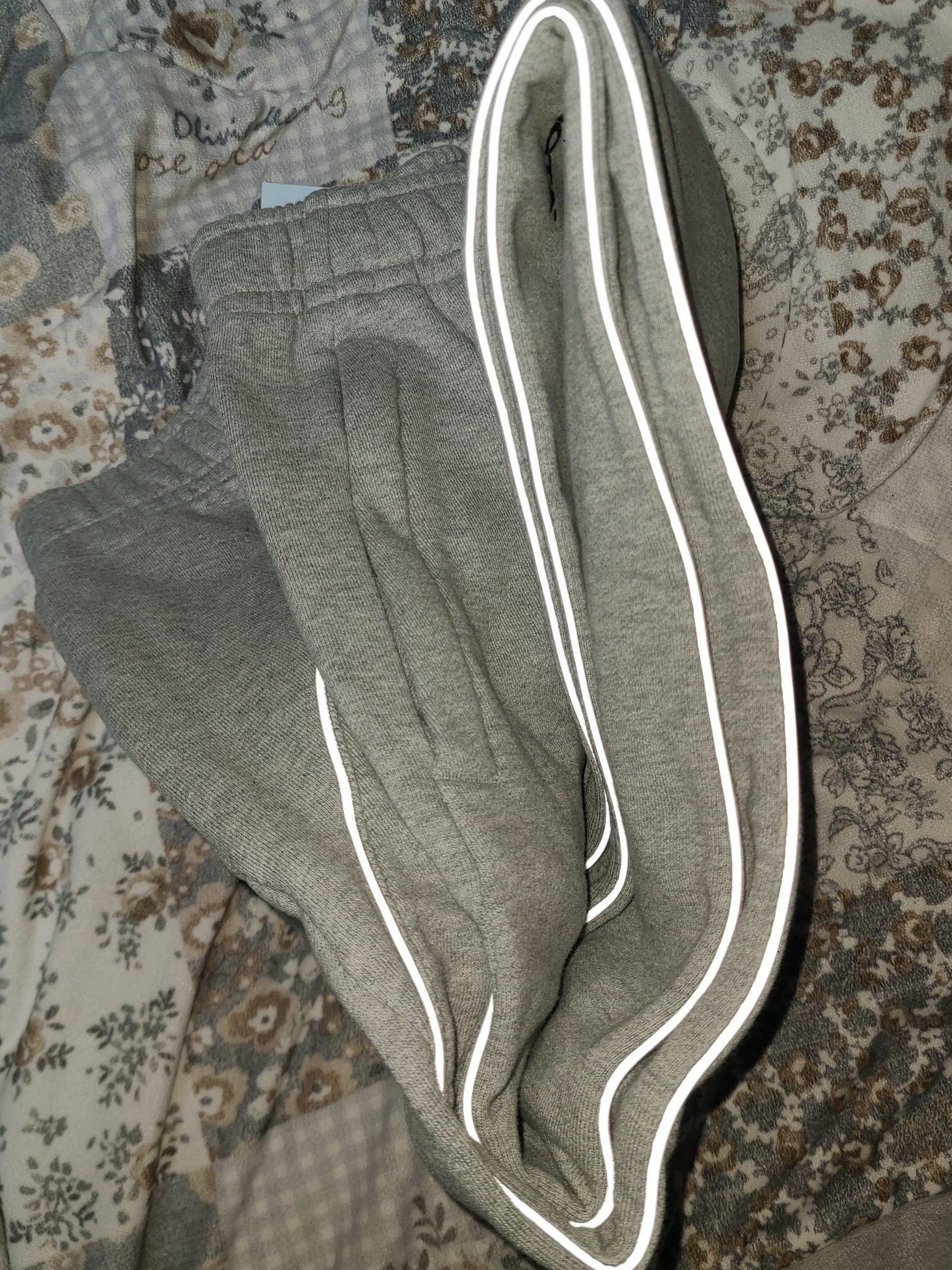 Nike x Drake Nocta Fleece Pants Dark Heather Grey (FN7661-063) 착용 스타일 - 1