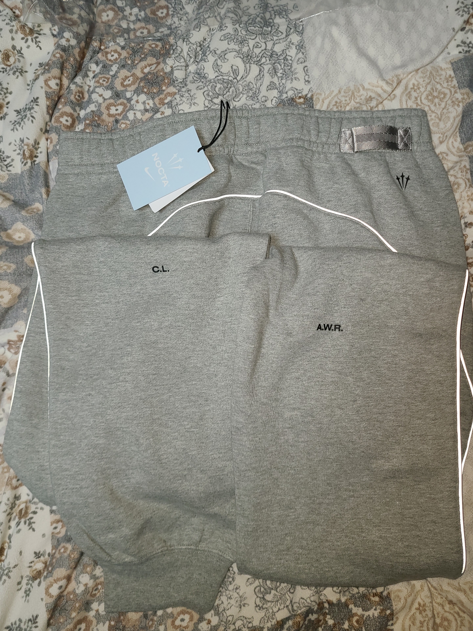 Nike x Drake Nocta Fleece Pants Dark Heather Grey (FN7661-063) 착용 스타일 - 3