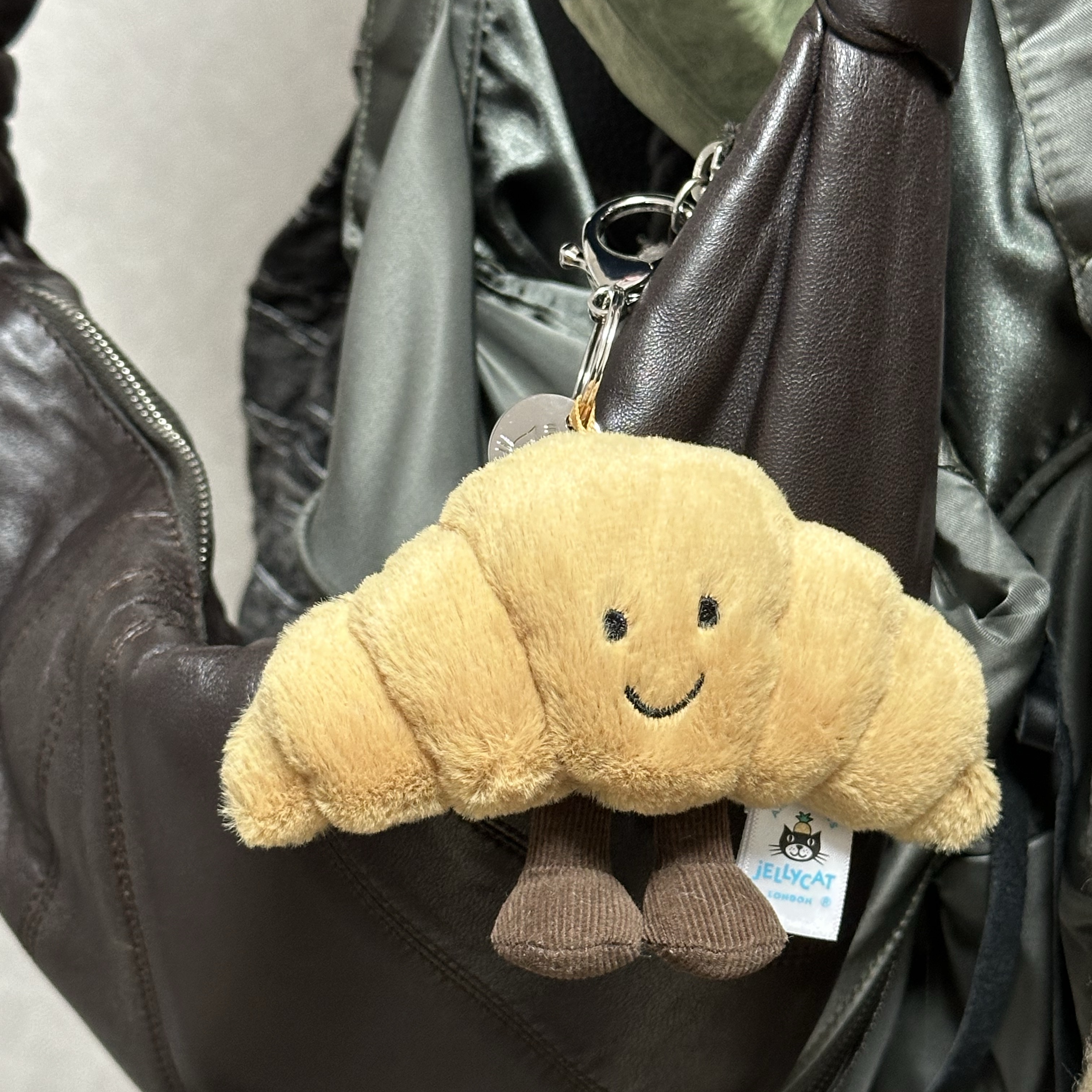 Jellycat Amuseable Croissant Bag Charm Brown 착용 스타일