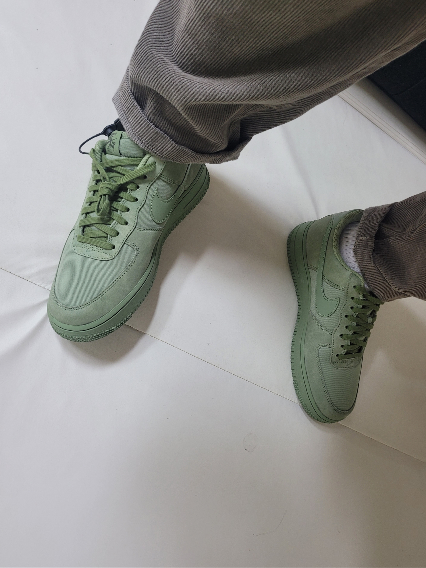 Nike Air Force 1 '07 LX Oil Green 착용 스타일 - 2