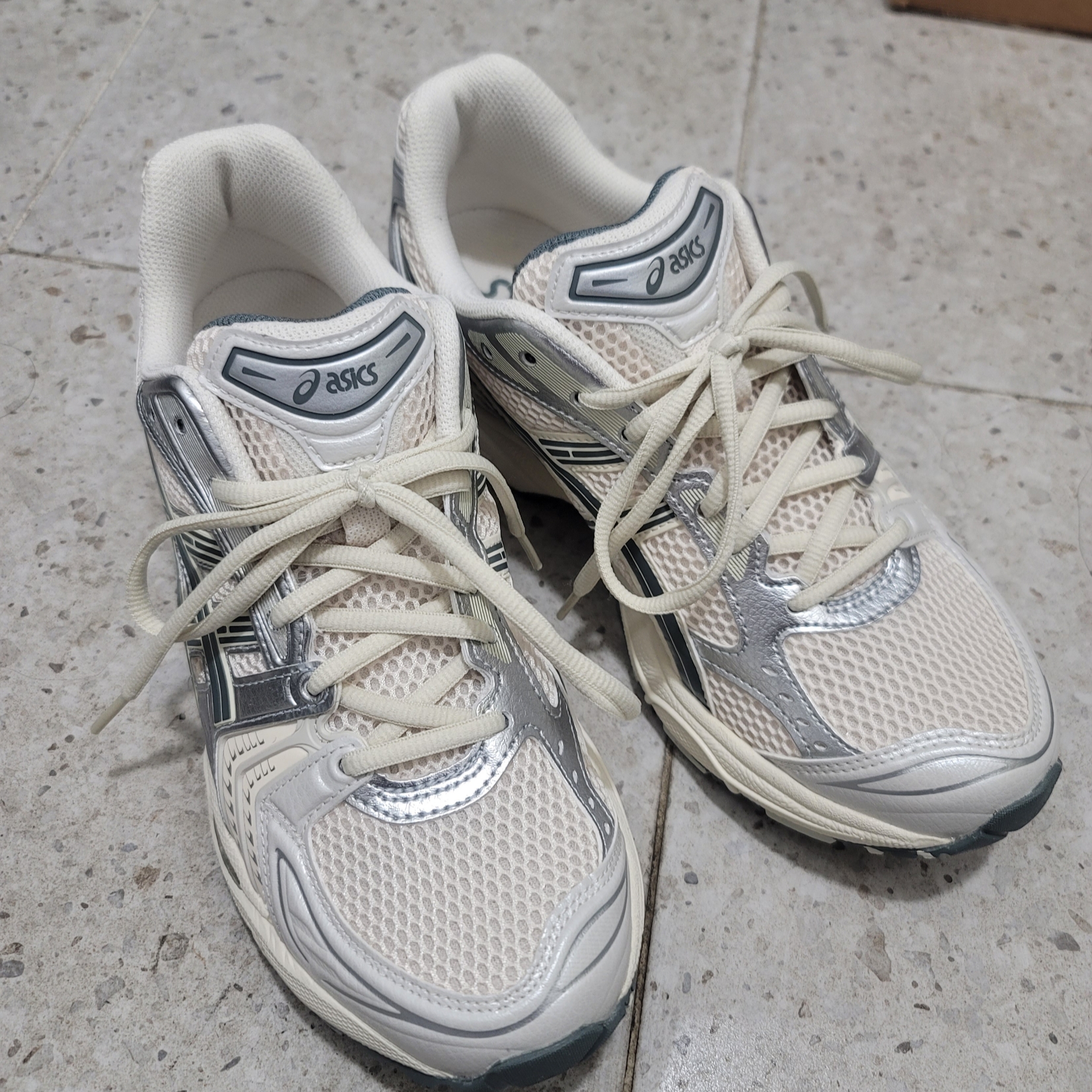 Asics Gel-Kayano 14 Birch Dark Pewter 착용 스타일