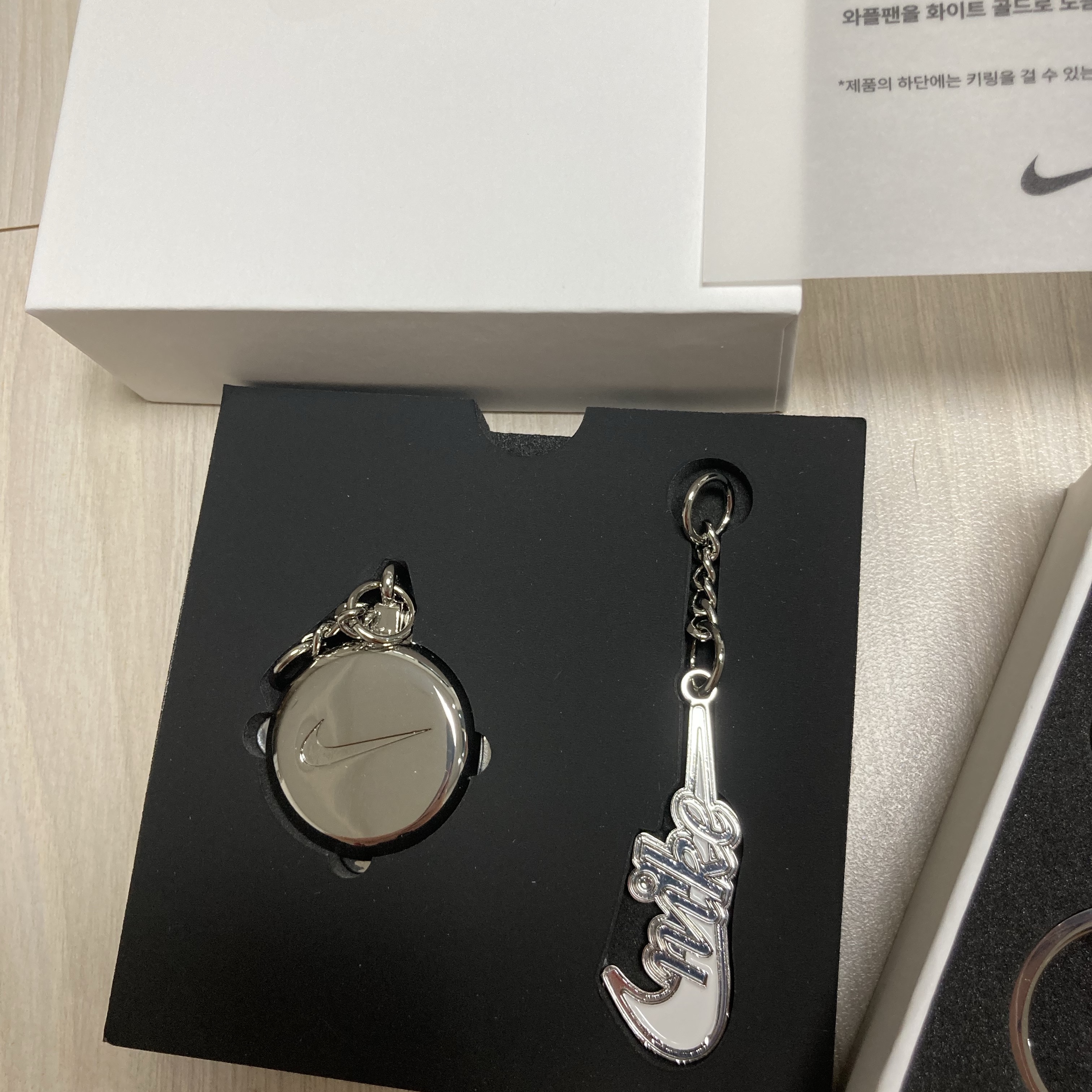 Nike 50th Anniversary Special Keyring Set 착용 스타일