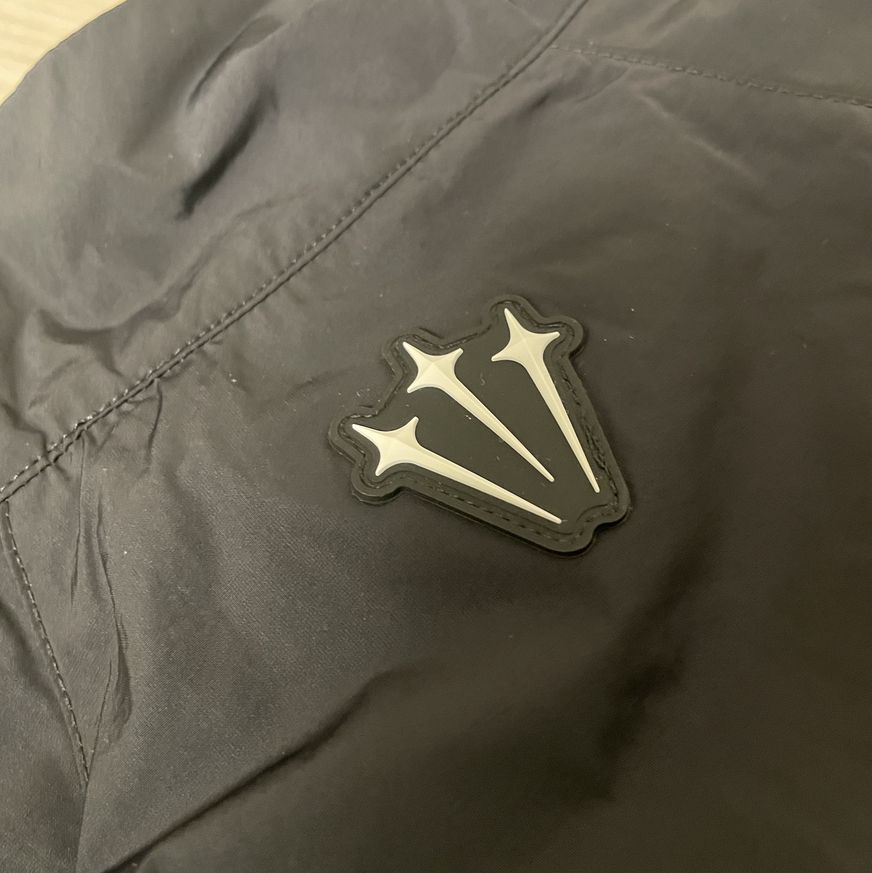 Nike x Drake Nocta Nylon Track Jacket Black (FN7666-010) 착용 스타일 - 1