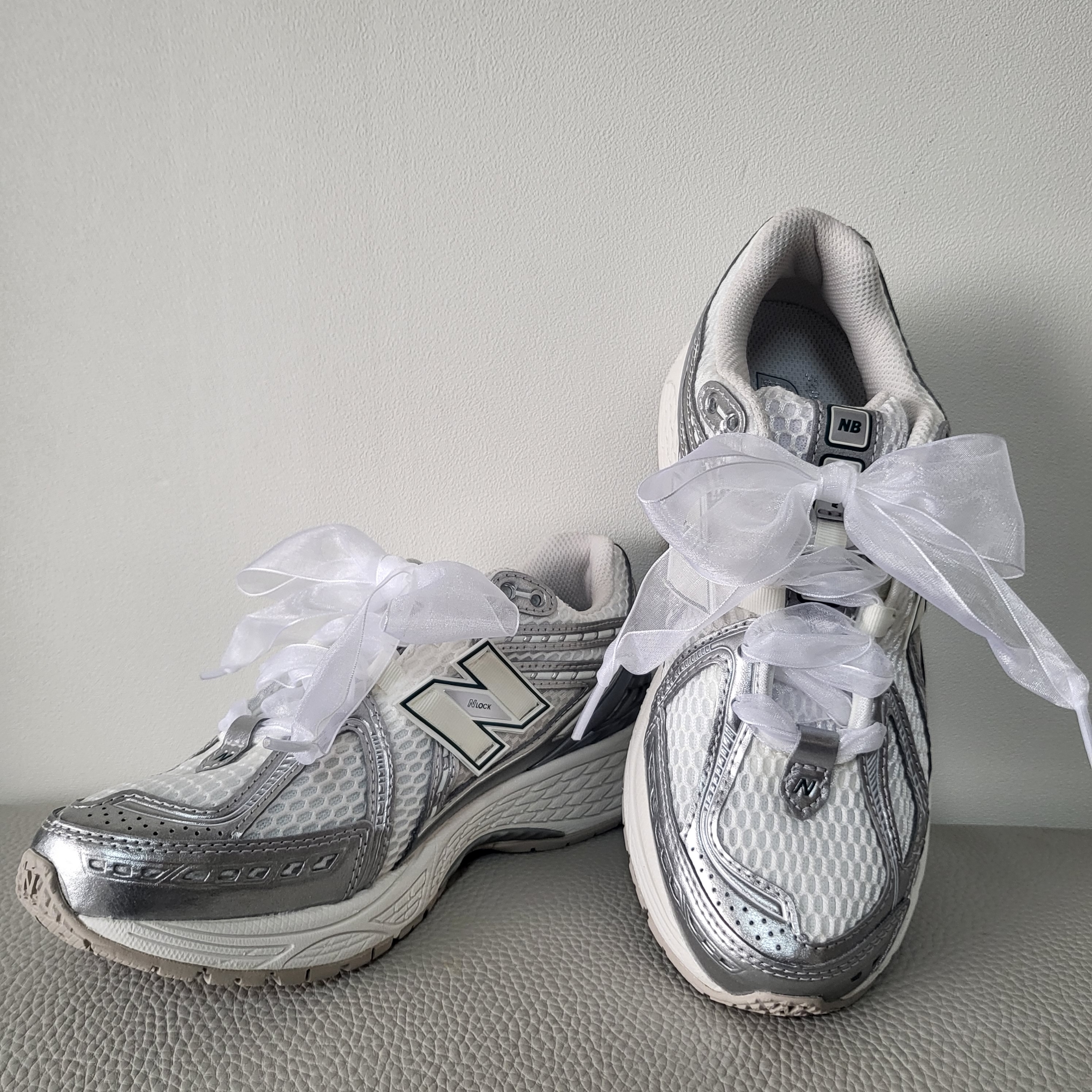 New Balance 1906R Silver Metallic Sea Salt 착용 스타일 - 1