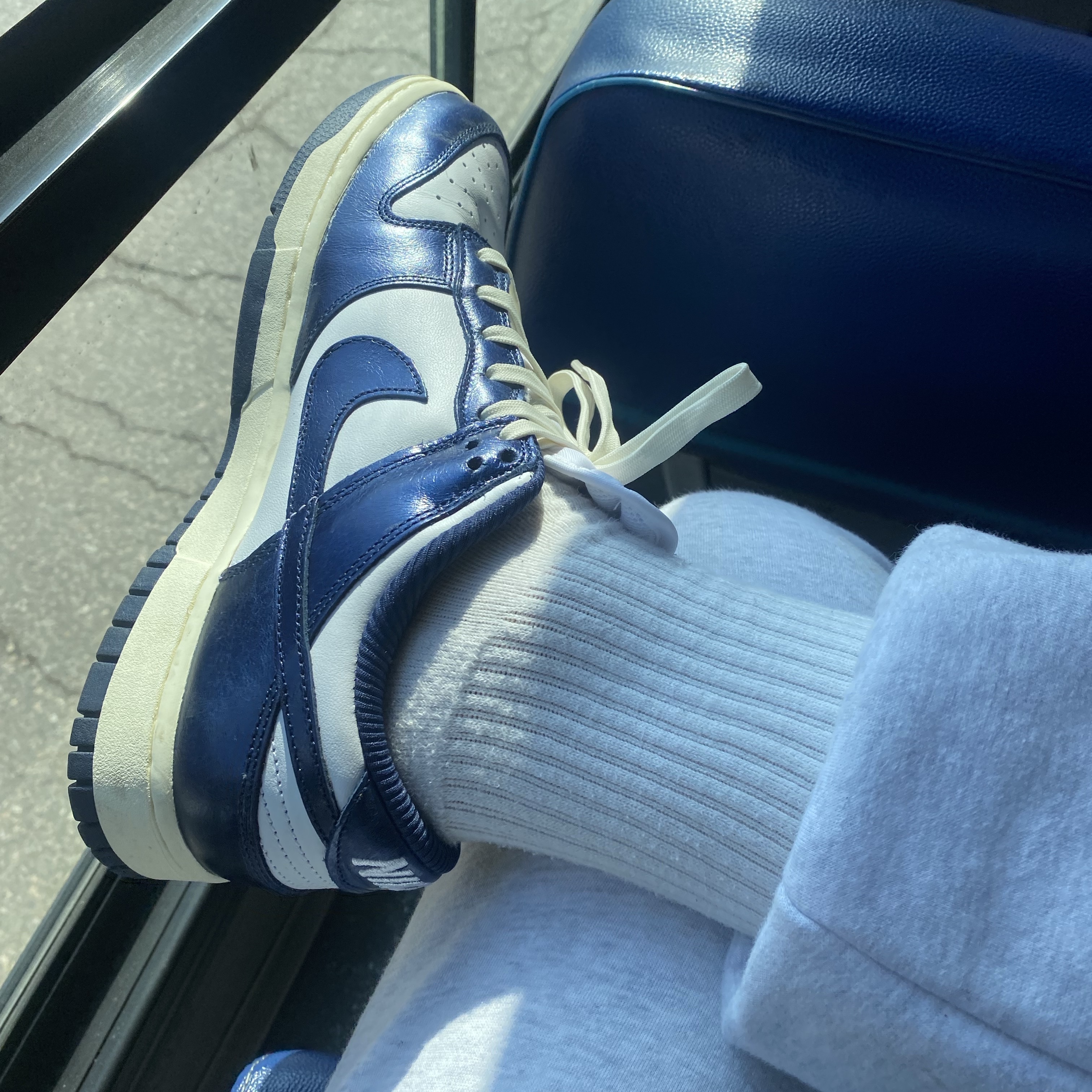 (W) Nike Dunk Low PRM Midnight Navy and White 착용 스타일