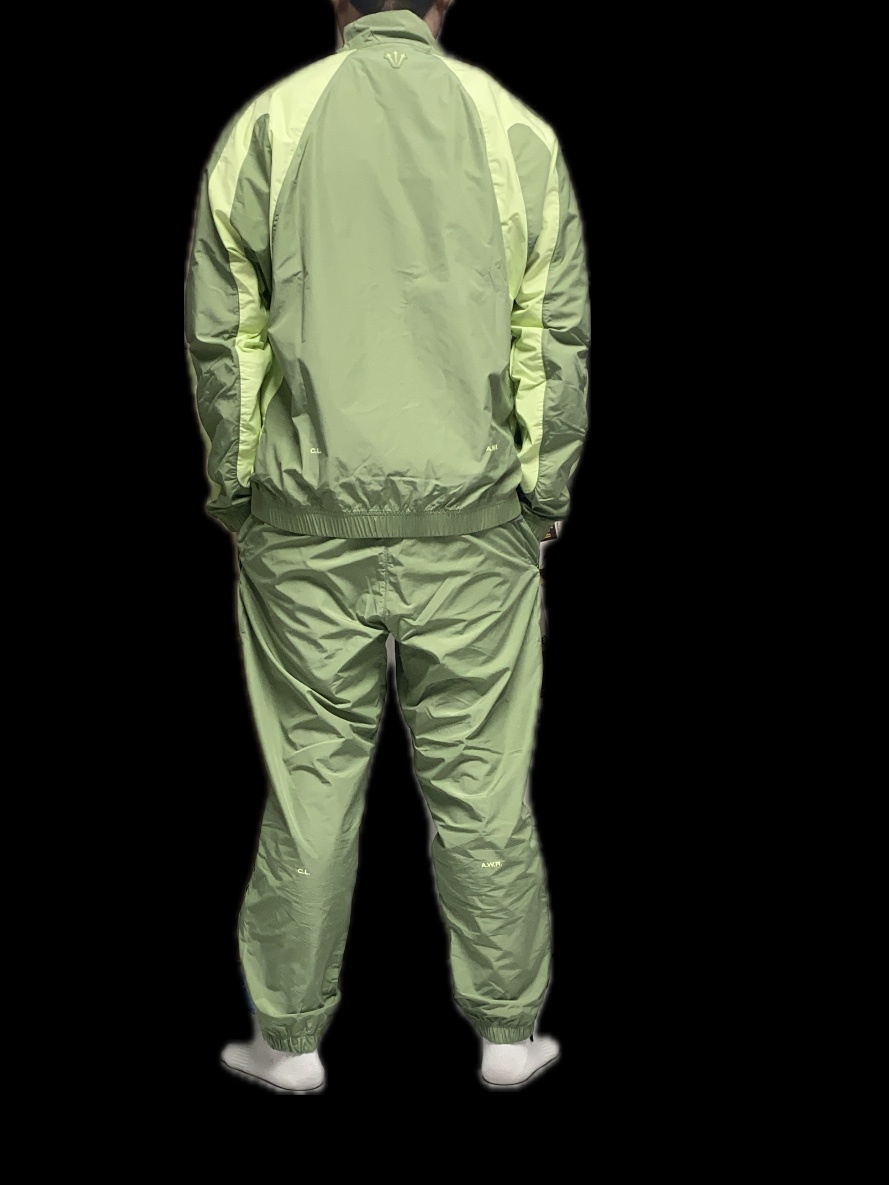 Nike x Drake Nocta Nylon Track Jacket Oil Green (FN7666-386), Nike x Drake Nocta Woven Track Pants Oil Green (FN7668-386) 착용 스타일 - 2