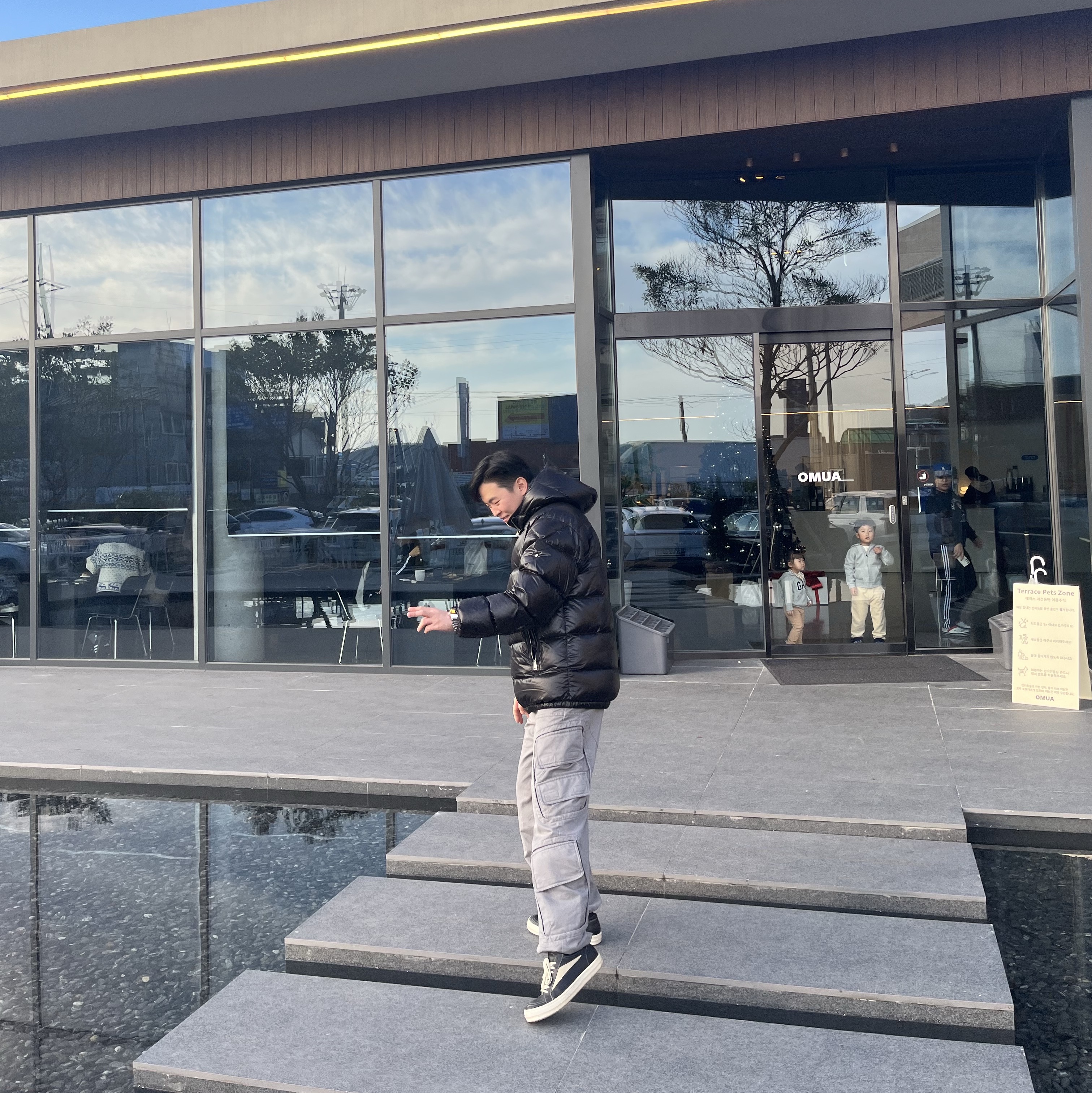 Rick Owens Lido Vintage Sneakers Black Milk, Moncler Genius 7 x 1017 Alyx 9SM Almond Down Jacket Beige - 20FW 착용 스타일 - 1