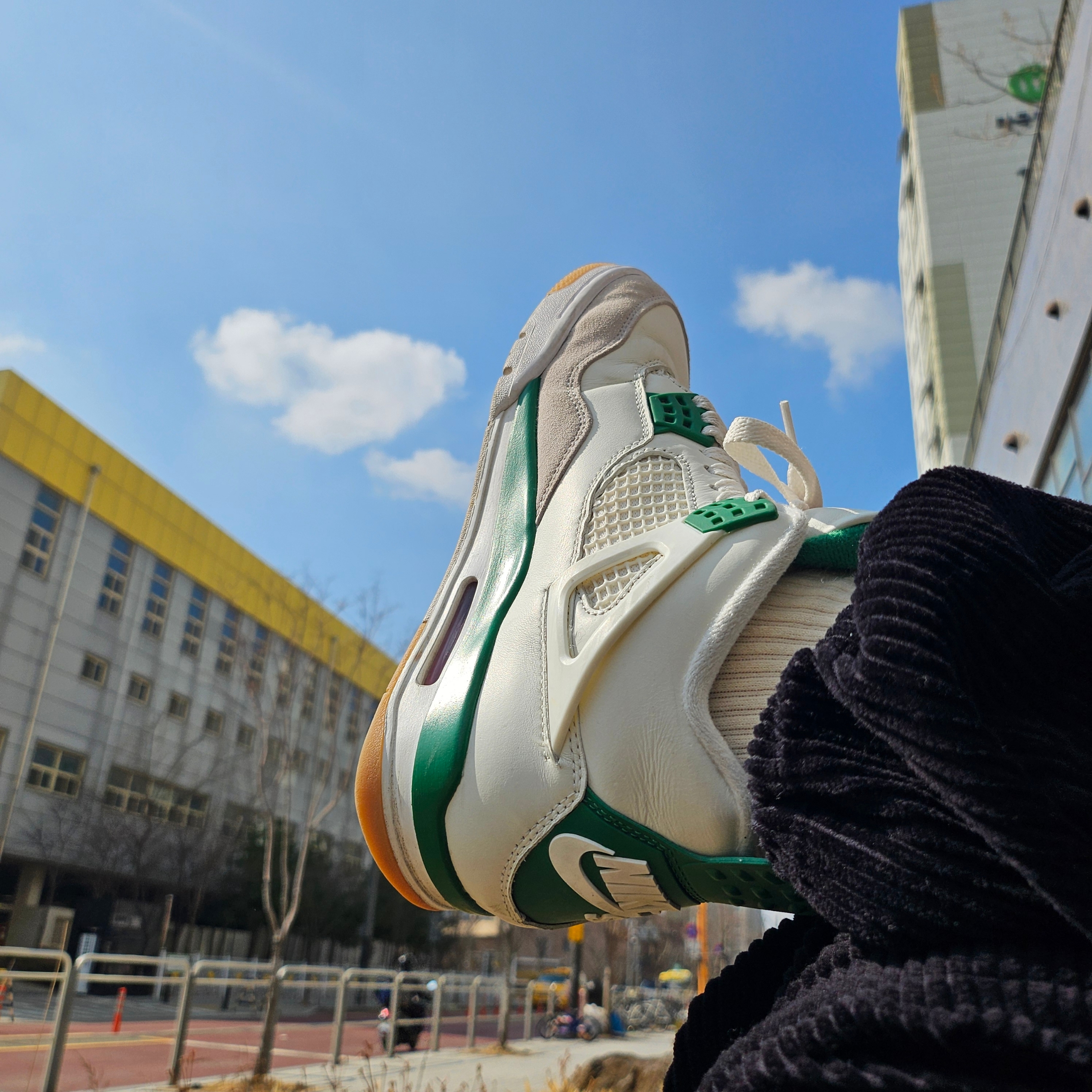 Jordan 4 x Nike SB Retro SP Pine Green 착용 스타일 - 1