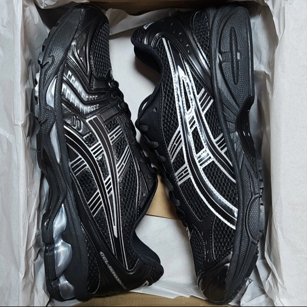 Asics Gel-Kayano 14 Black Pure Silver 착용 스타일