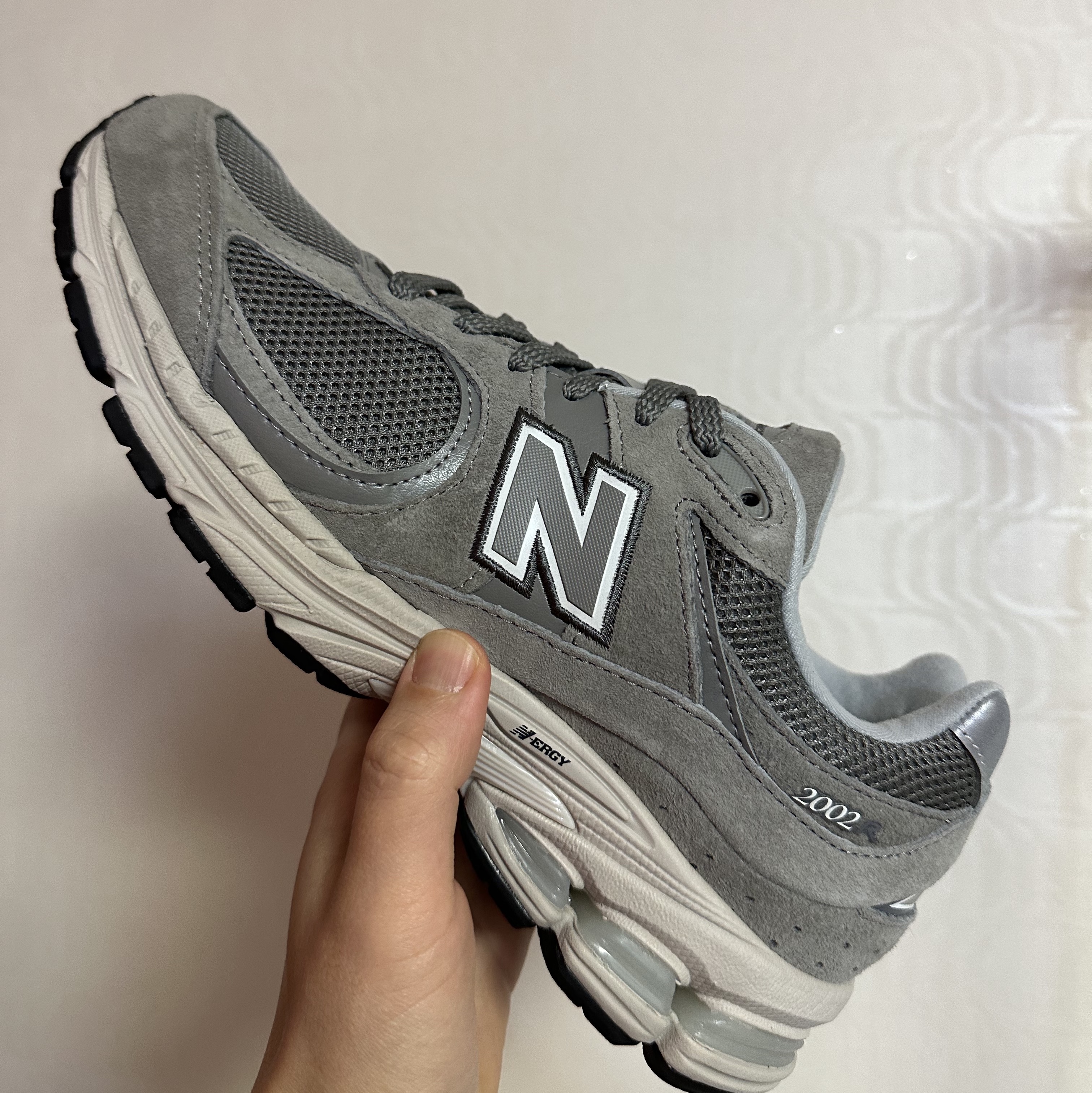 New Balance 2002R Grey 착용 스타일