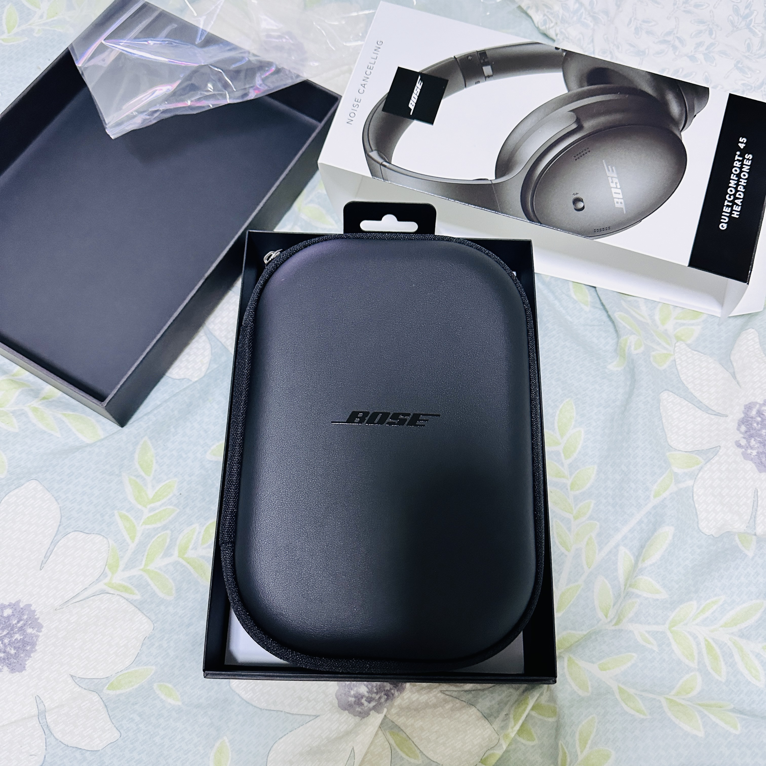 BOSE QC45 Triple Black (Korean Ver.) 착용 스타일 - 2
