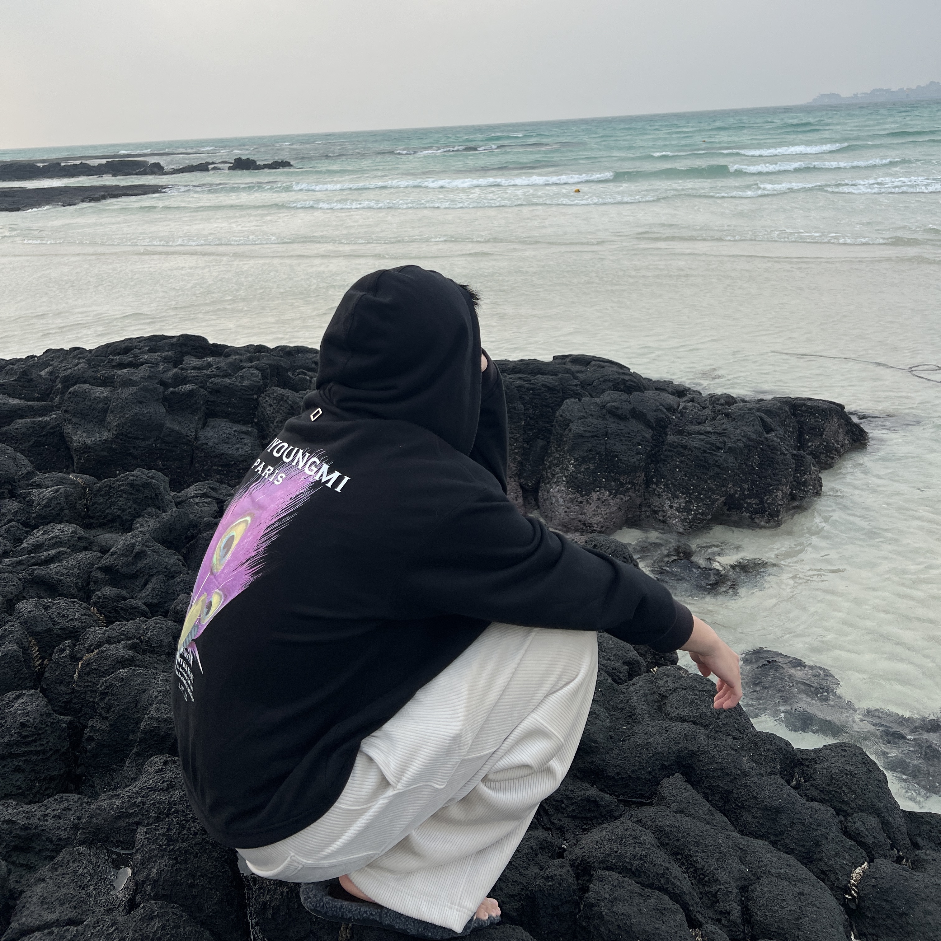 Wooyoungmi Feather Back Logo Hooded Sweatshirt Black - 23SS 착용 스타일