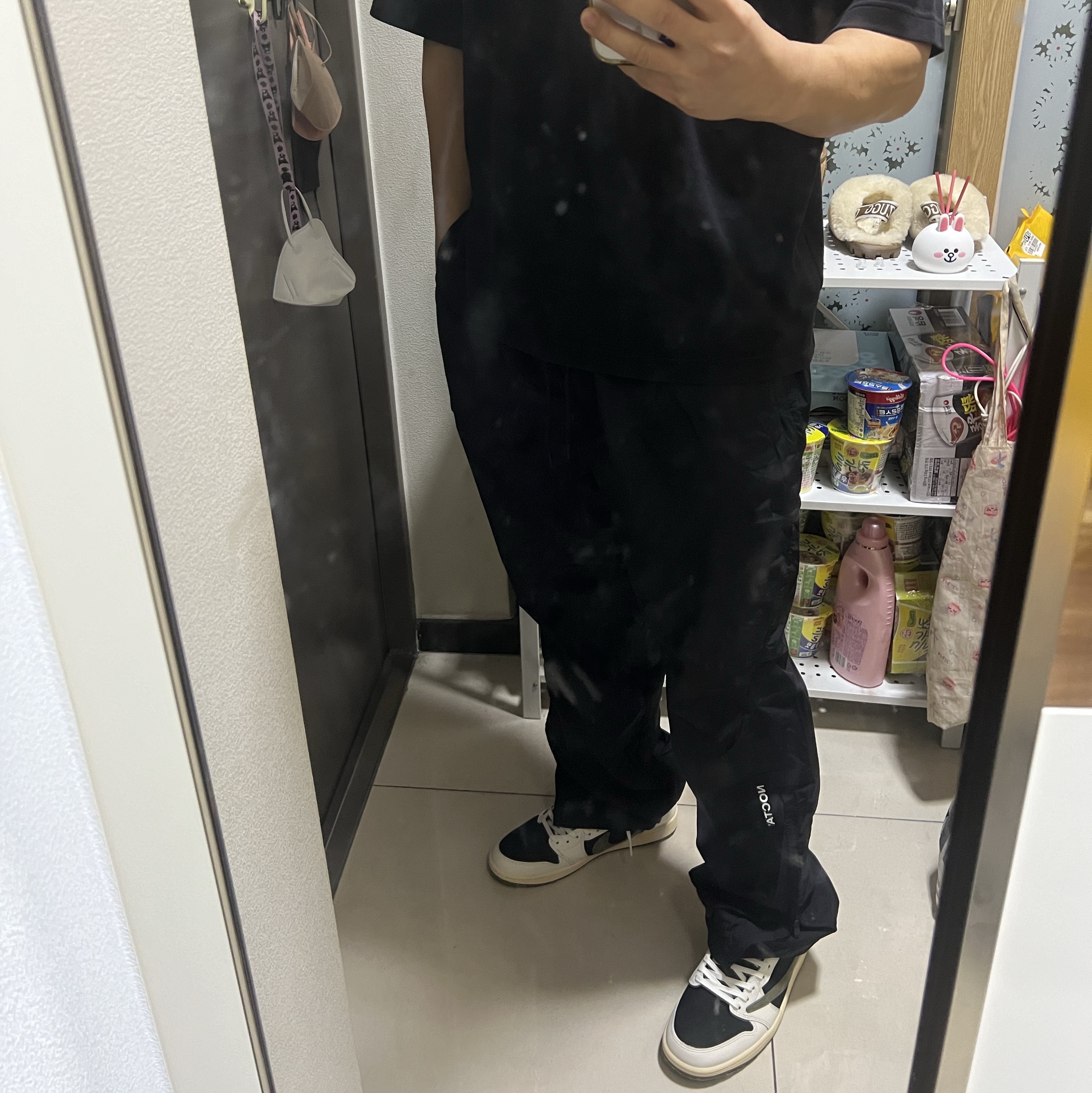 Nike x Drake Nocta Woven Track Pants Black (FN7668-010), (W) Jordan 1 x Travis Scott Retro Low OG SP Medium Olive 착용 스타일