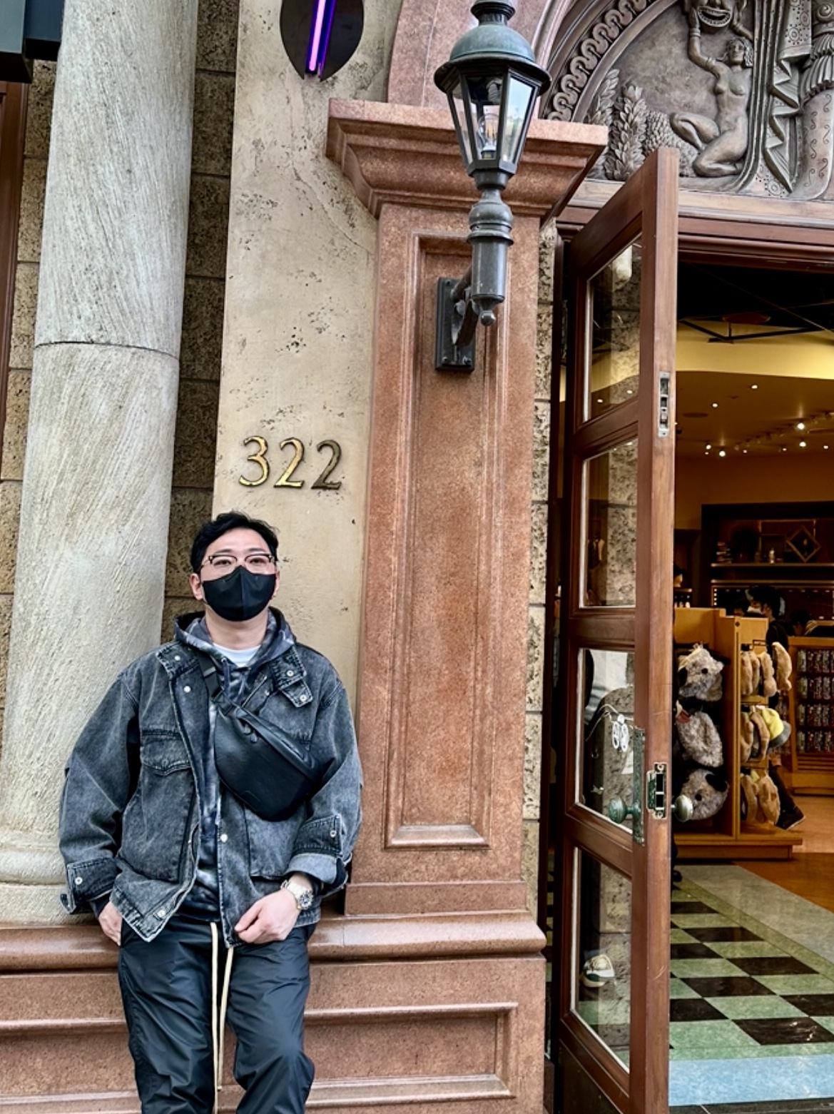 Louis Vuitton Discovery PM Bumbag Monogram Shadow Black, Chrome Hearts Horseshoe Tie Dye Hoodie Black 착용 스타일