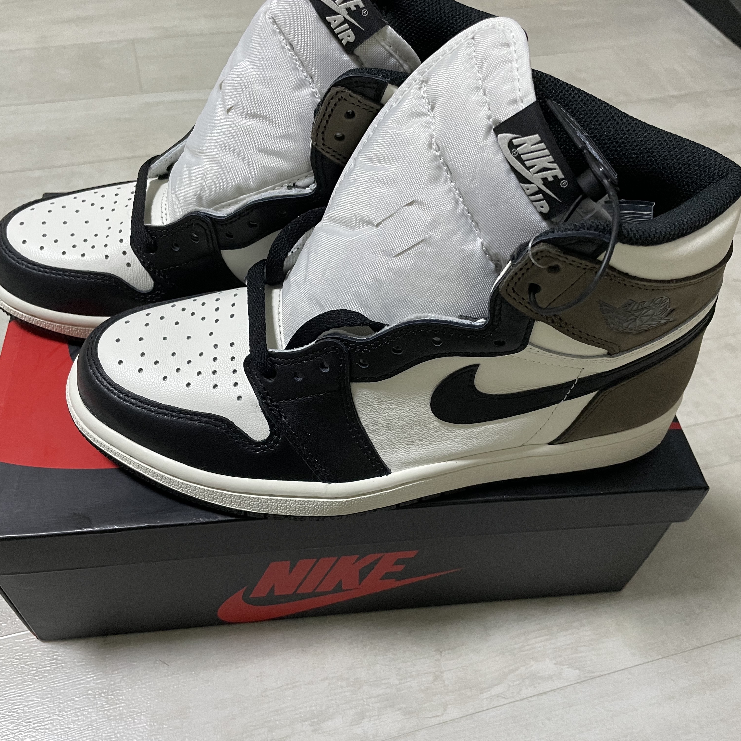 Jordan 1 Retro High OG Black Mocha 착용 스타일