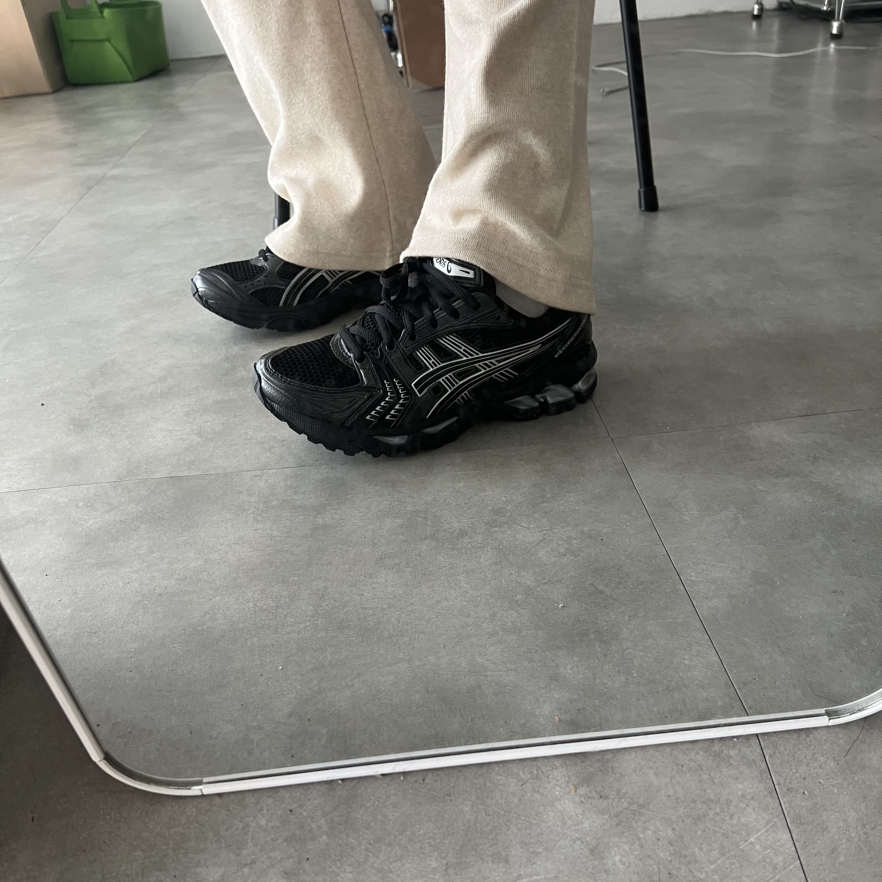 Asics Gel-Kayano 14 Black Pure Silver 착용 스타일 - 3