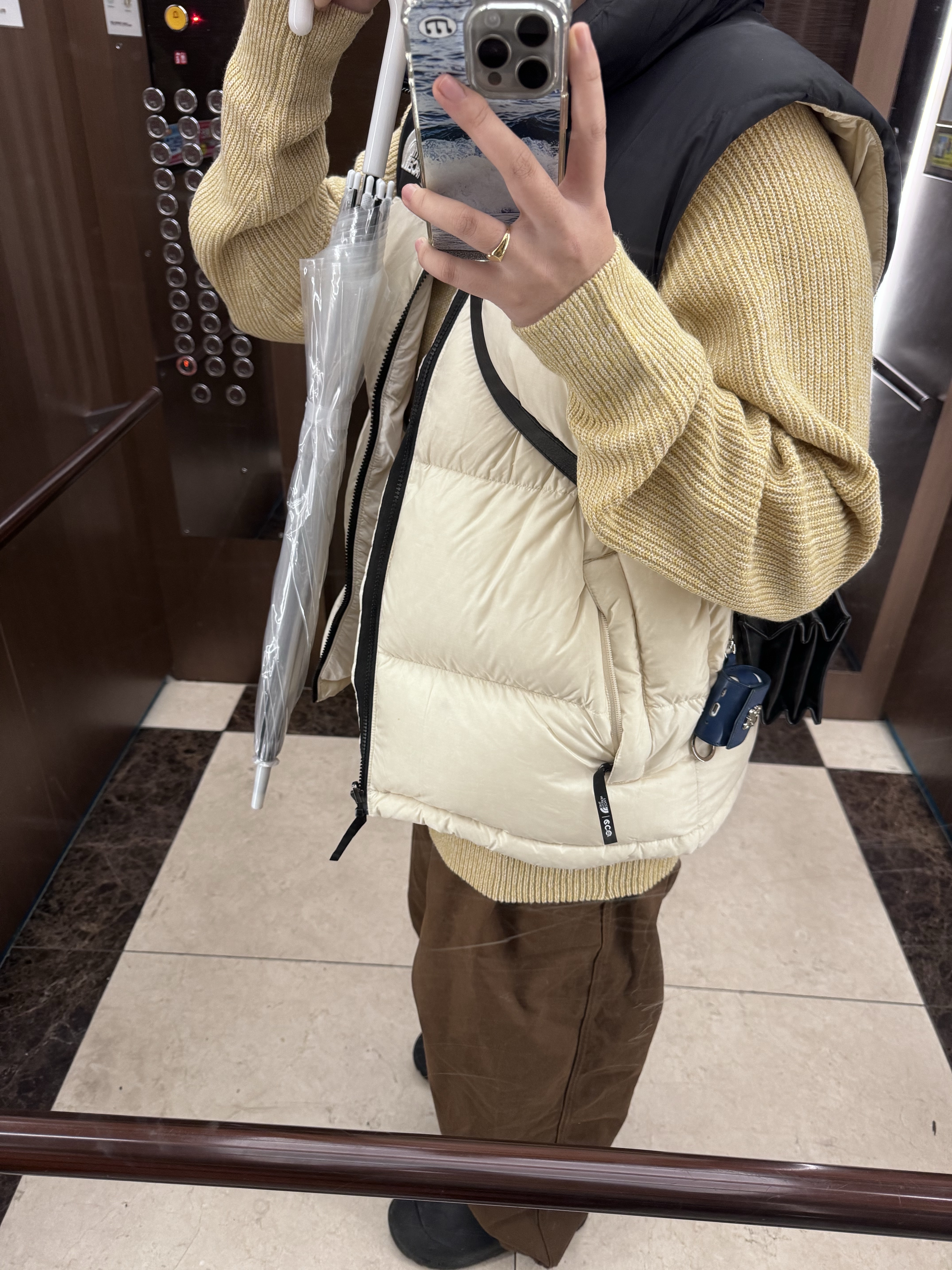 UGG Tasman Slipper Chestnut, The North Face White Label Novelty Nuptse Down Vest Cream 착용 스타일 - 2