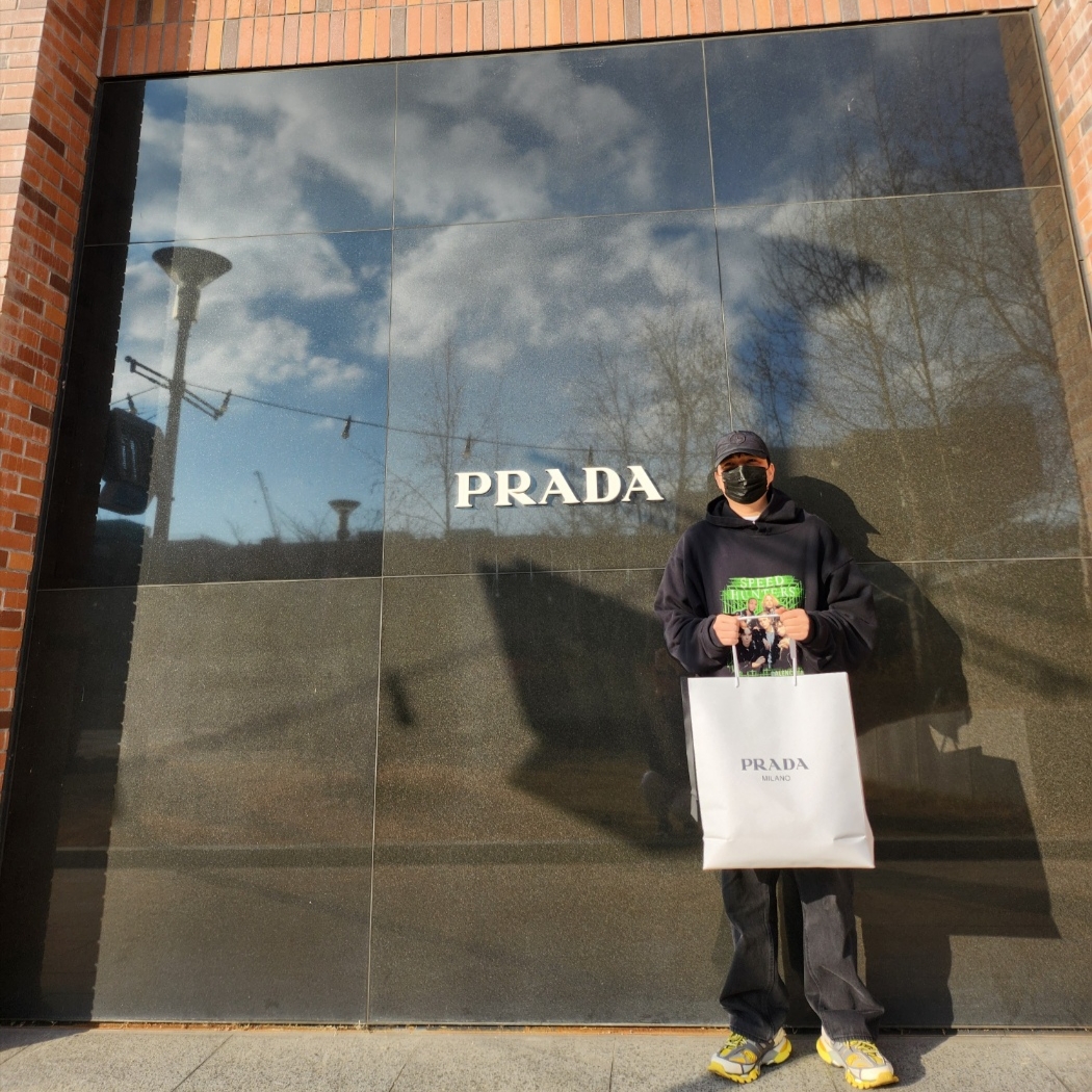 Balenciaga Track Sneakers Yellow Black White 2019, Prada Re-Nylon and Saffiano Shoulder Bag Black 착용 스타일