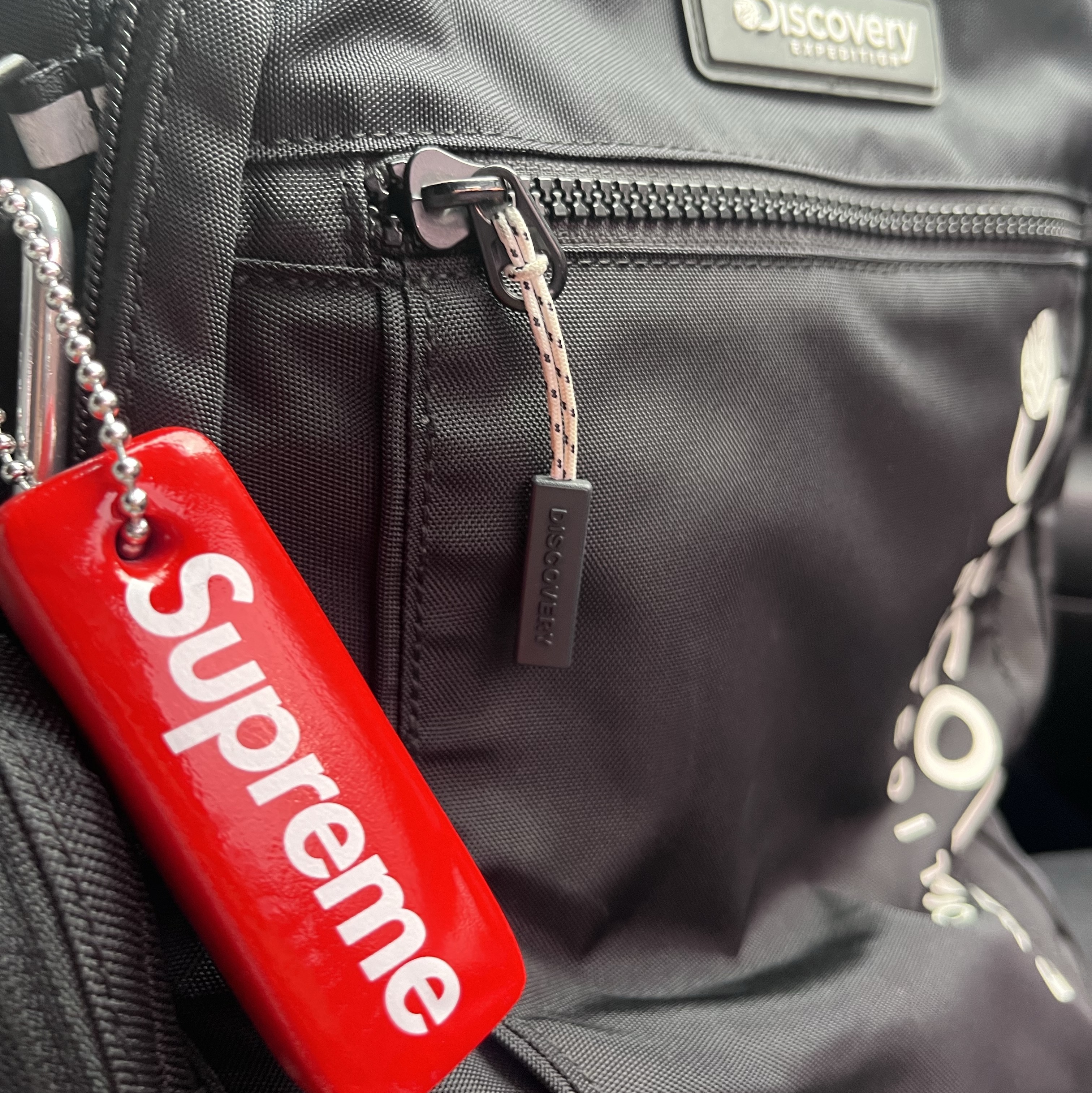 Supreme Floating Keychain Red - 23FW 착용 스타일