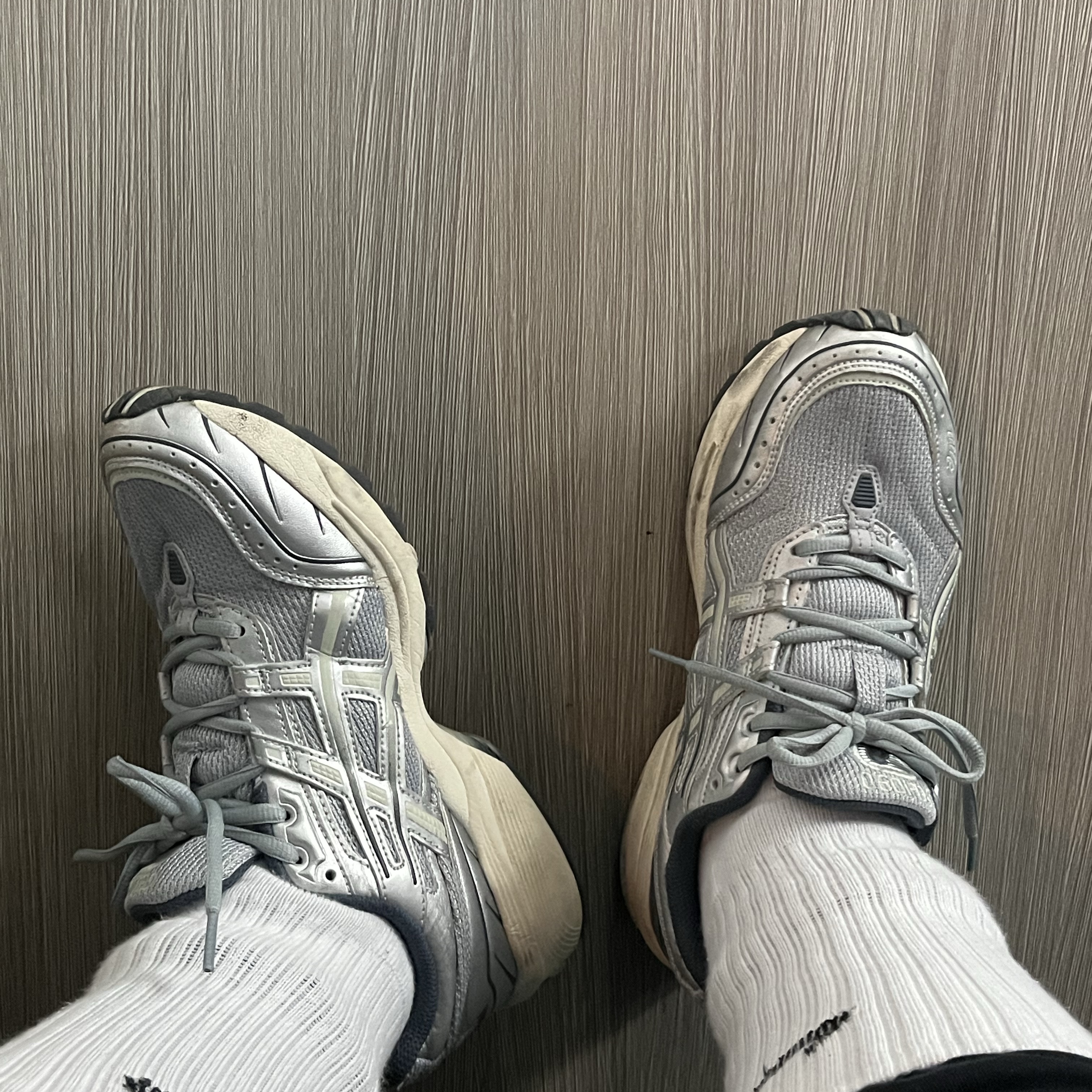 Asics Gel-1090 Piedmont Grey 착용 스타일
