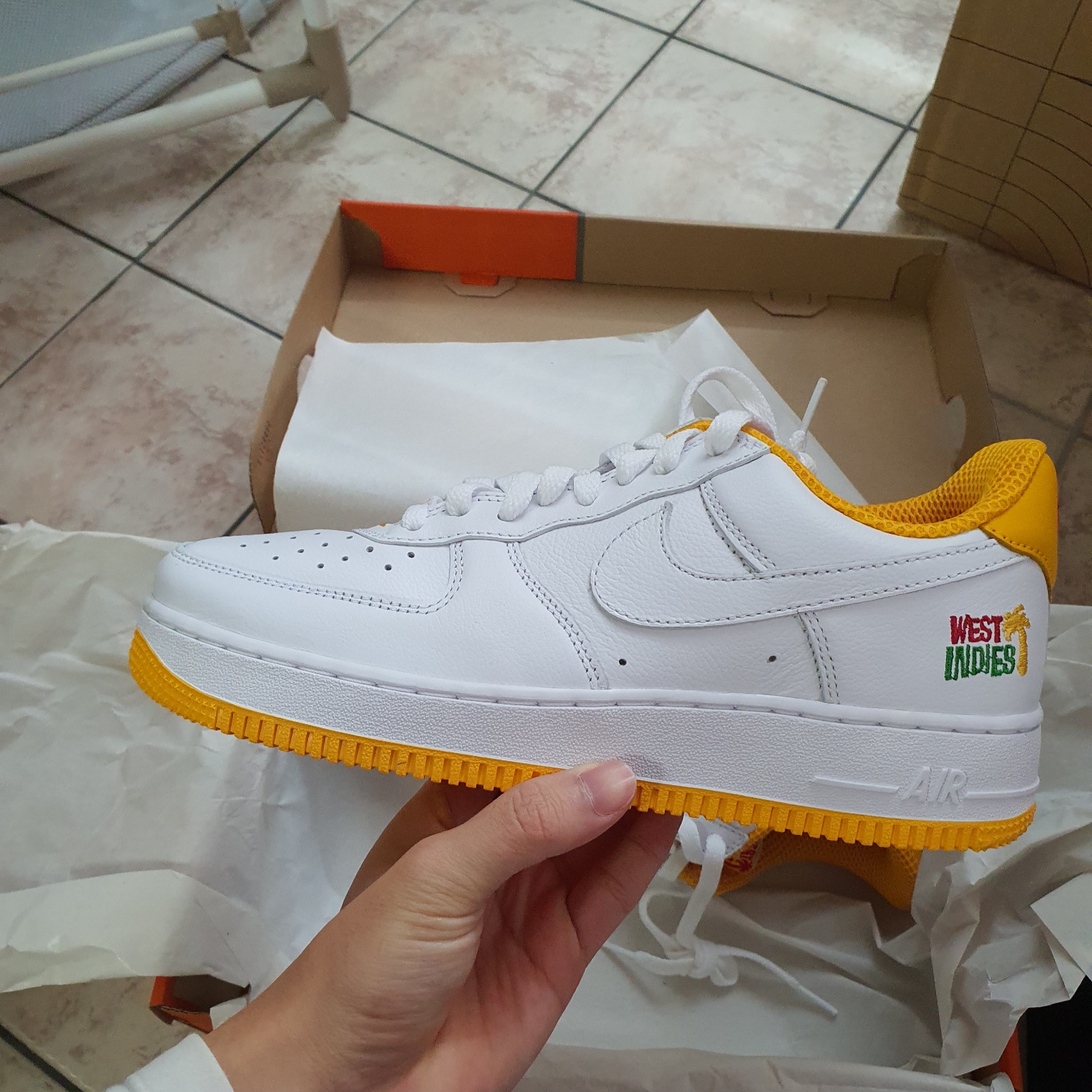 Nike Air Force 1 Low Retro QS West Indies University Gold 착용 스타일 - 1