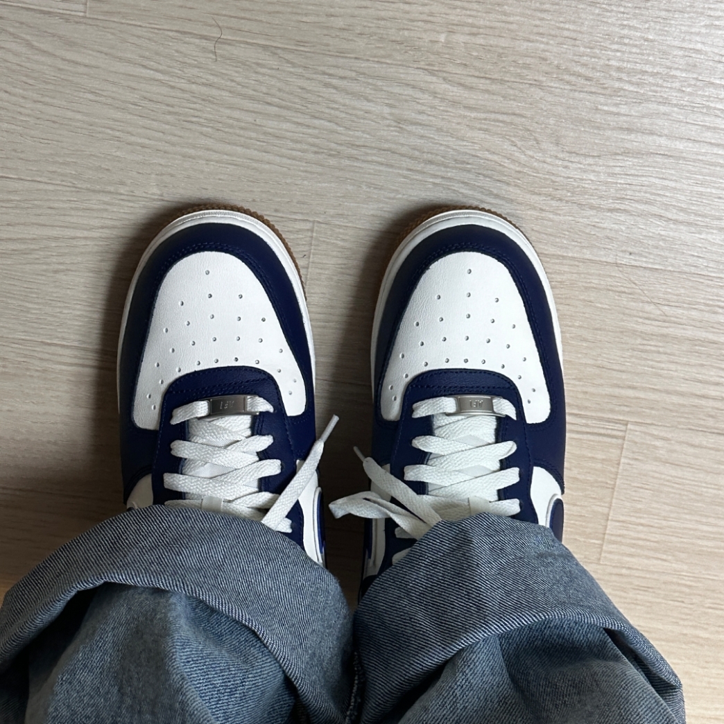 Nike Air Force 1 '07 LV8 Midnight Navy 착용 스타일 - 2